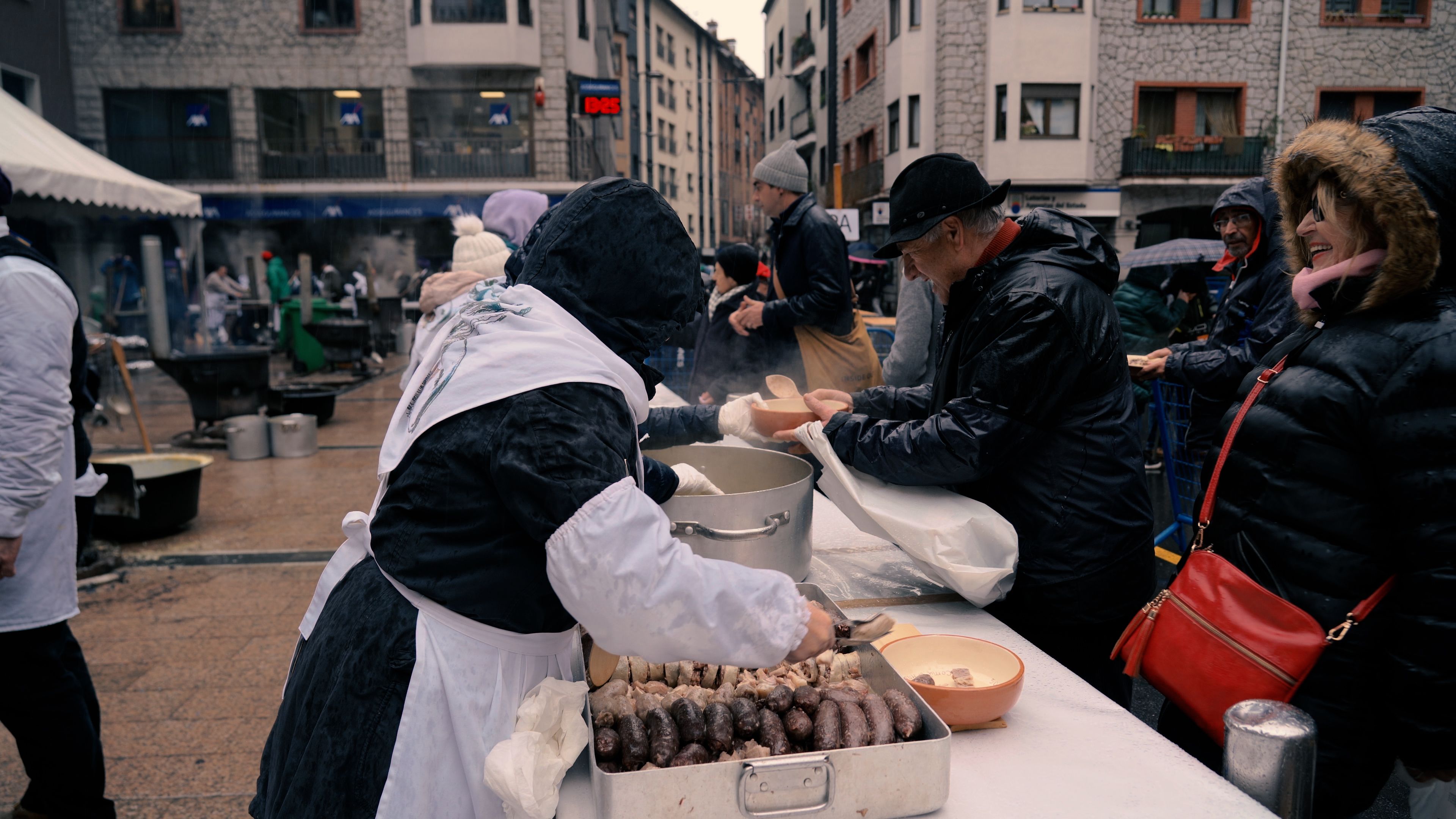 Omplint plats i carmanyoles. Omplint plats i carmanyoles.