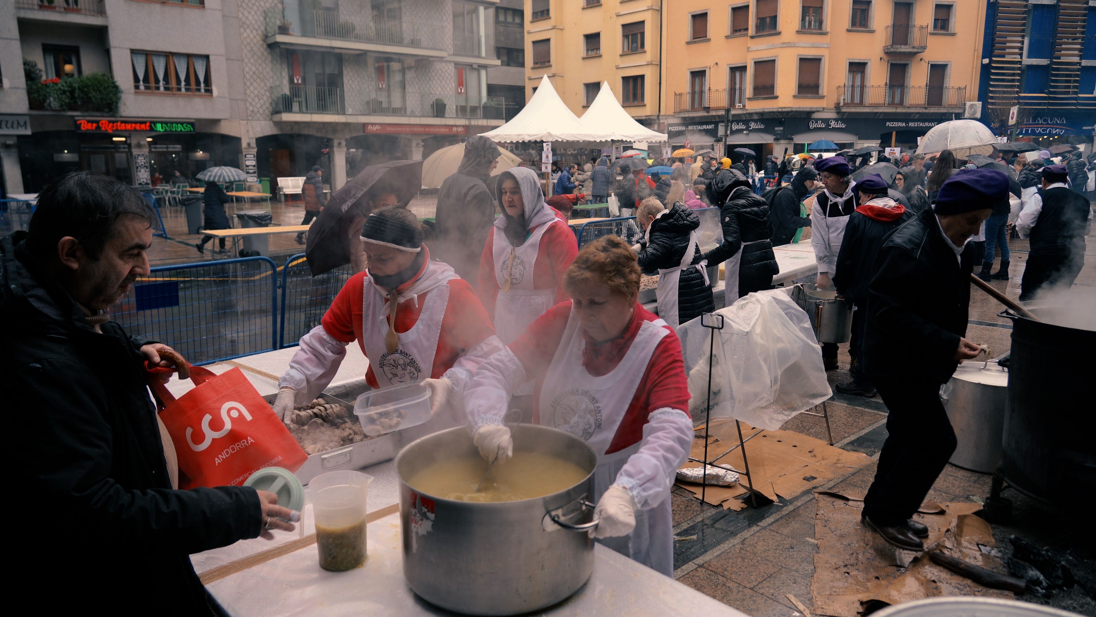 Omplint plats i carmanyoles. Omplint plats i carmanyoles.
