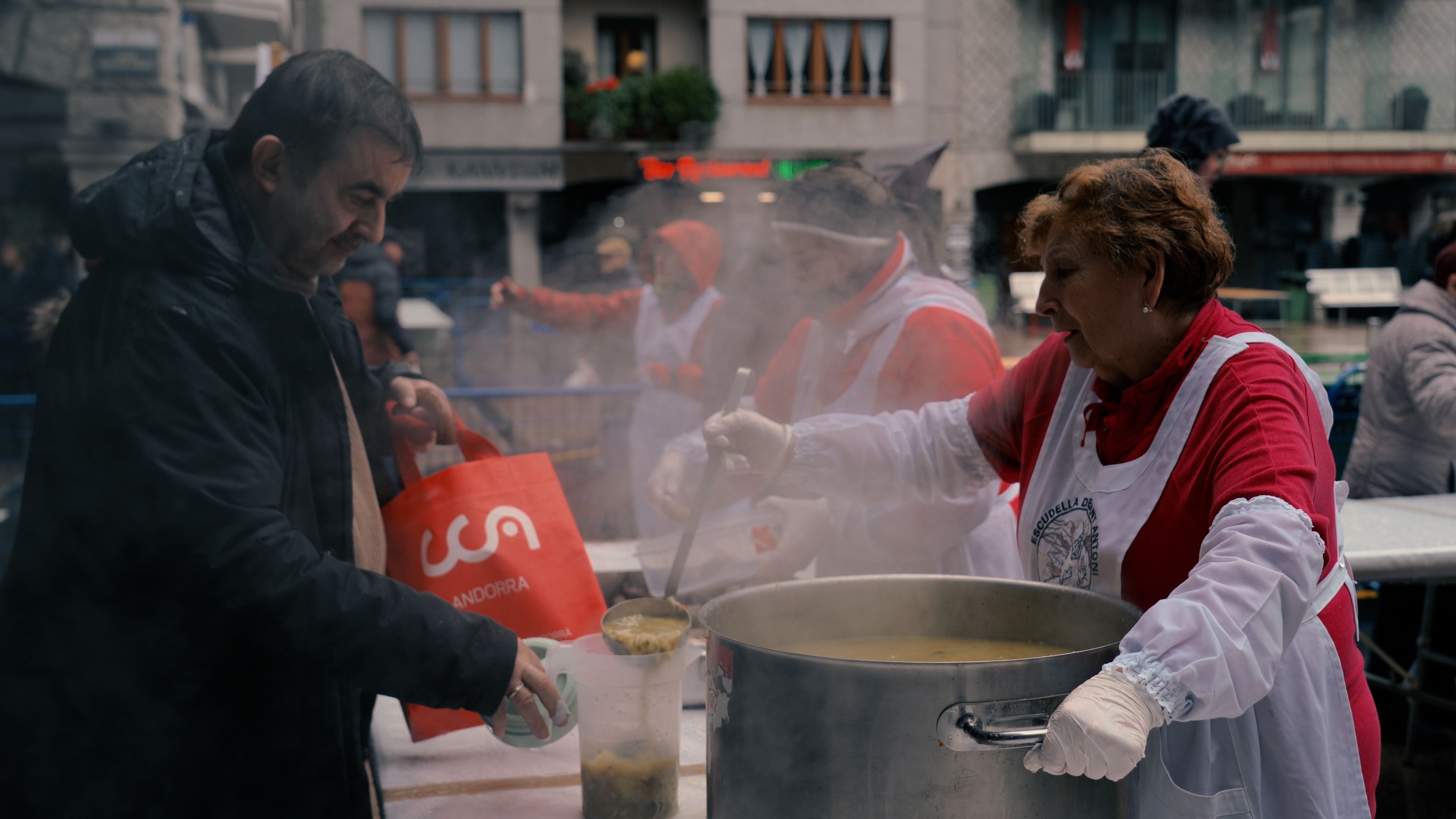 Omplint plats, carmanyoles i altres recipients de cuina. Omplint plats, carmanyoles i altres recipients de cuina.