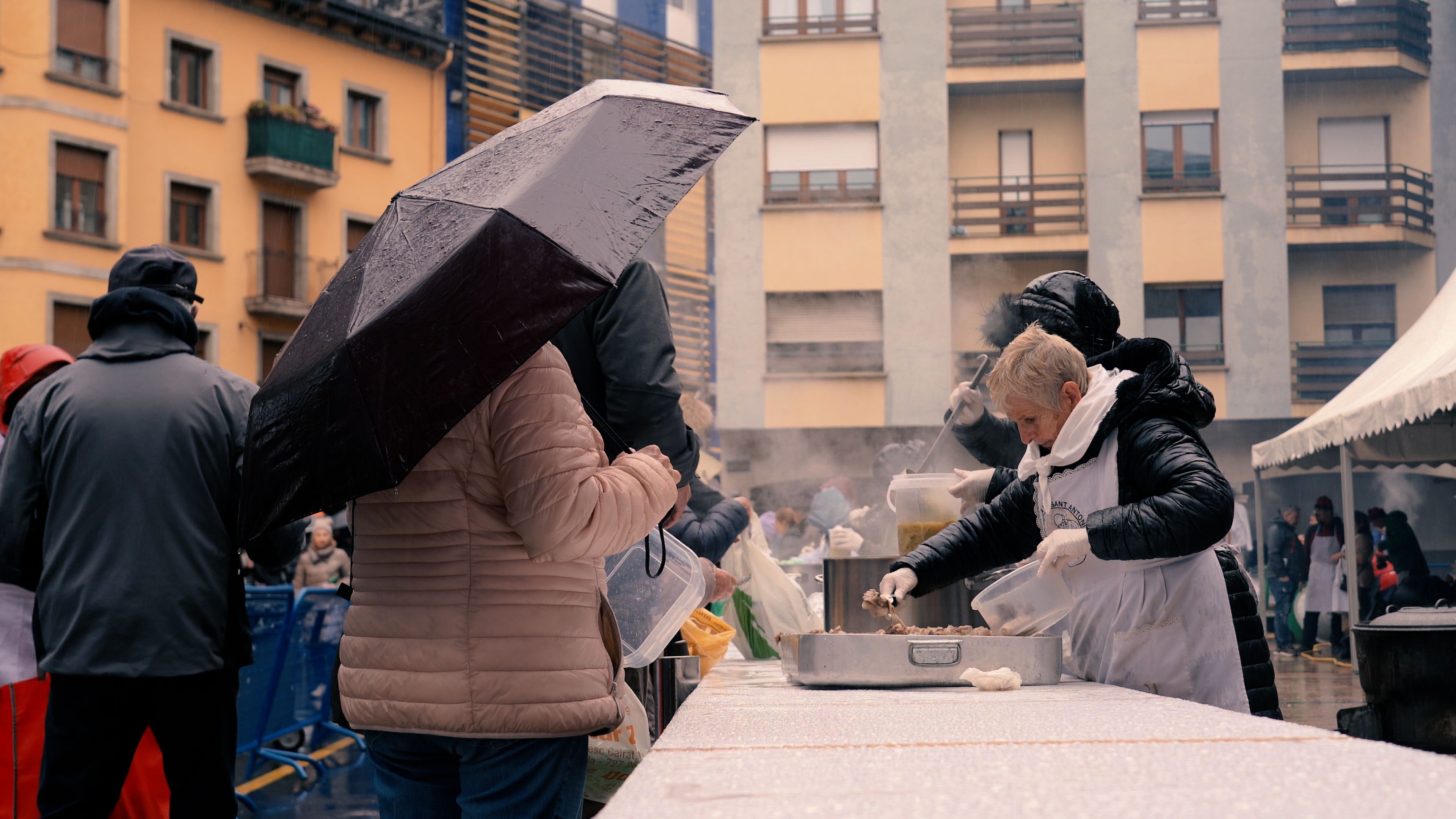 Omplint plats, carmanyoles i altres recipients de cuina. Omplint plats, carmanyoles i altres recipients de cuina.