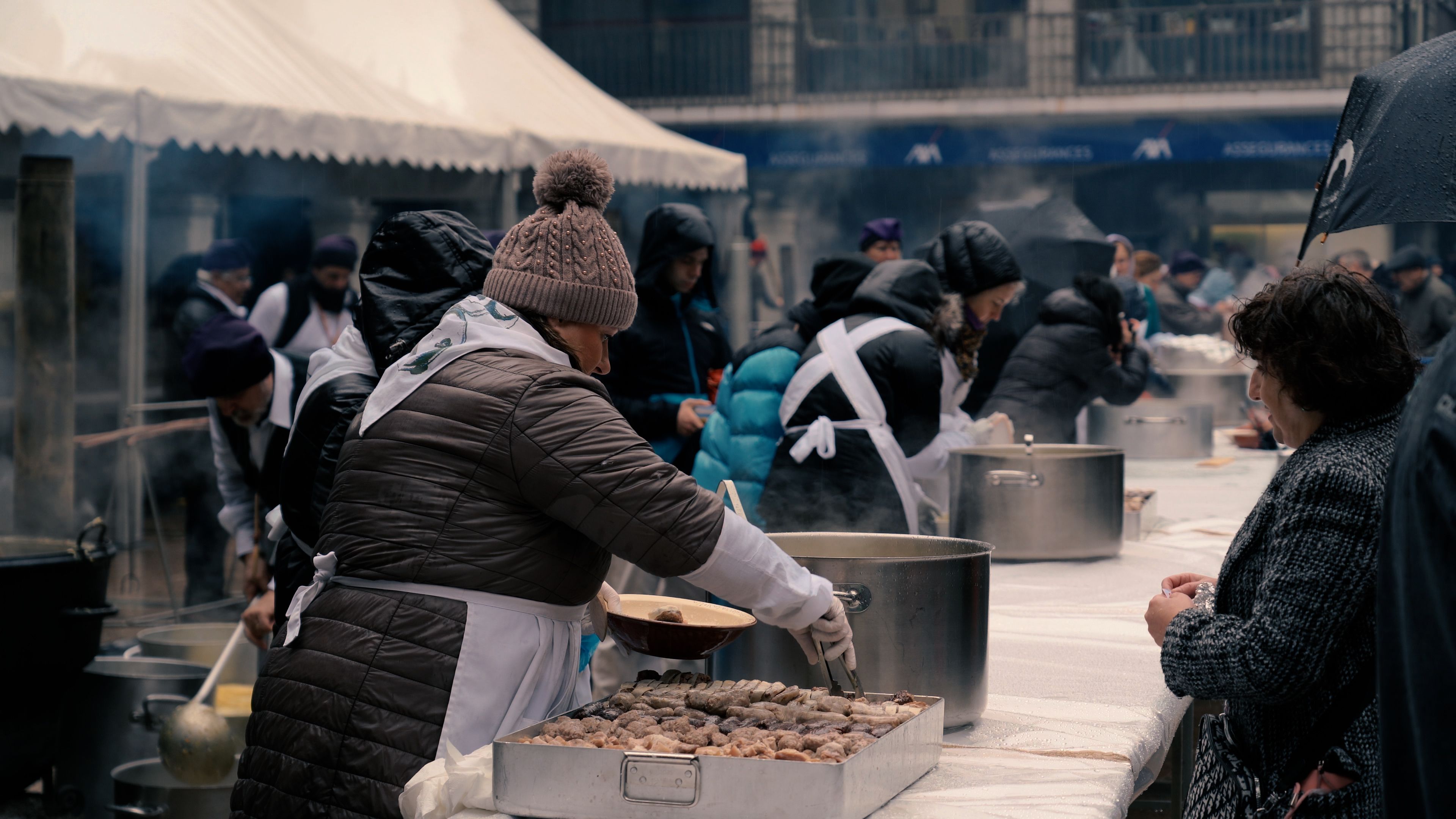 Omplint plats, carmanyoles i altres recipients de cuina. Omplint plats, carmanyoles i altres recipients de cuina.