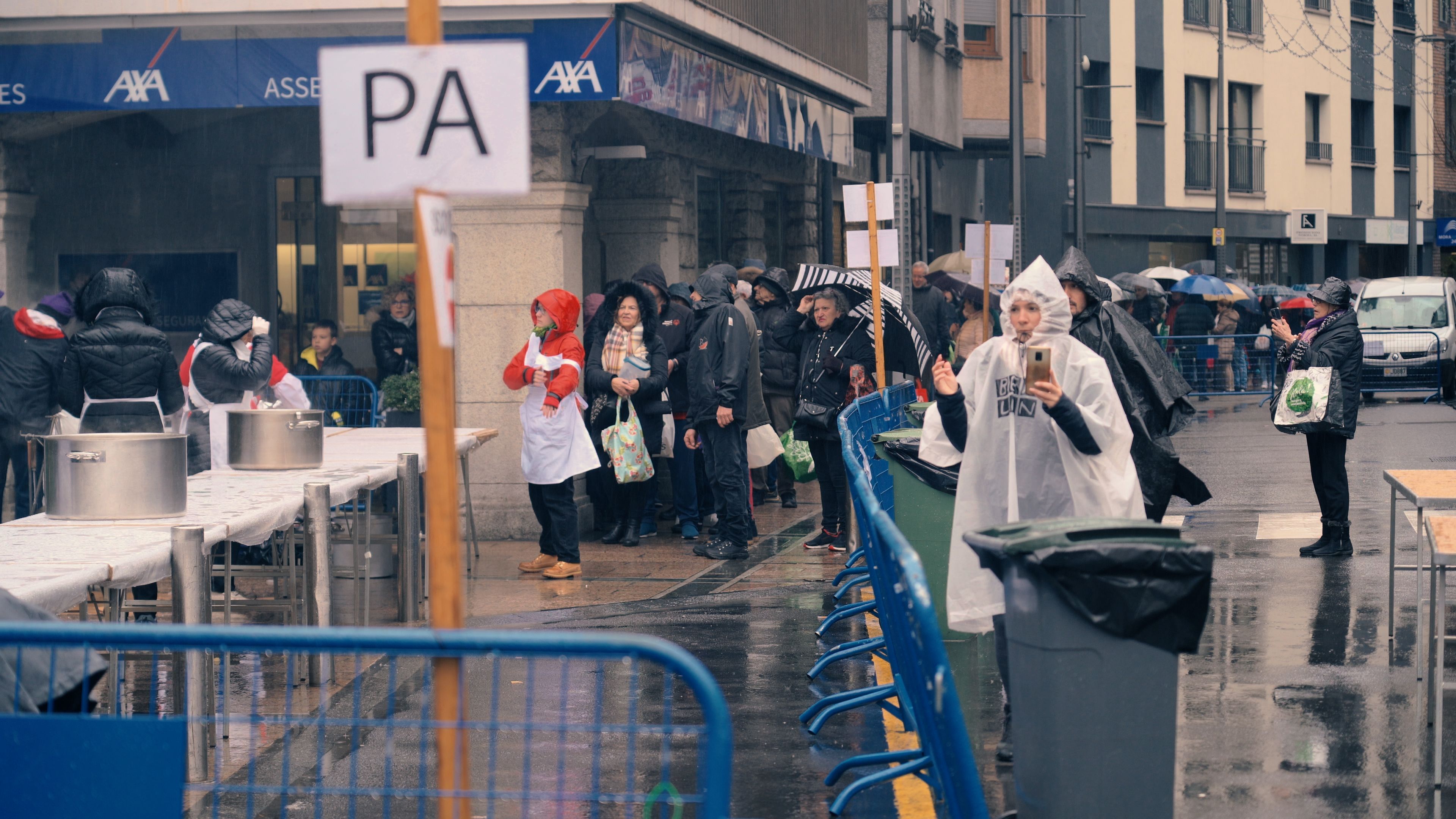 Cua sota la pluja. Cua sota la pluja.
