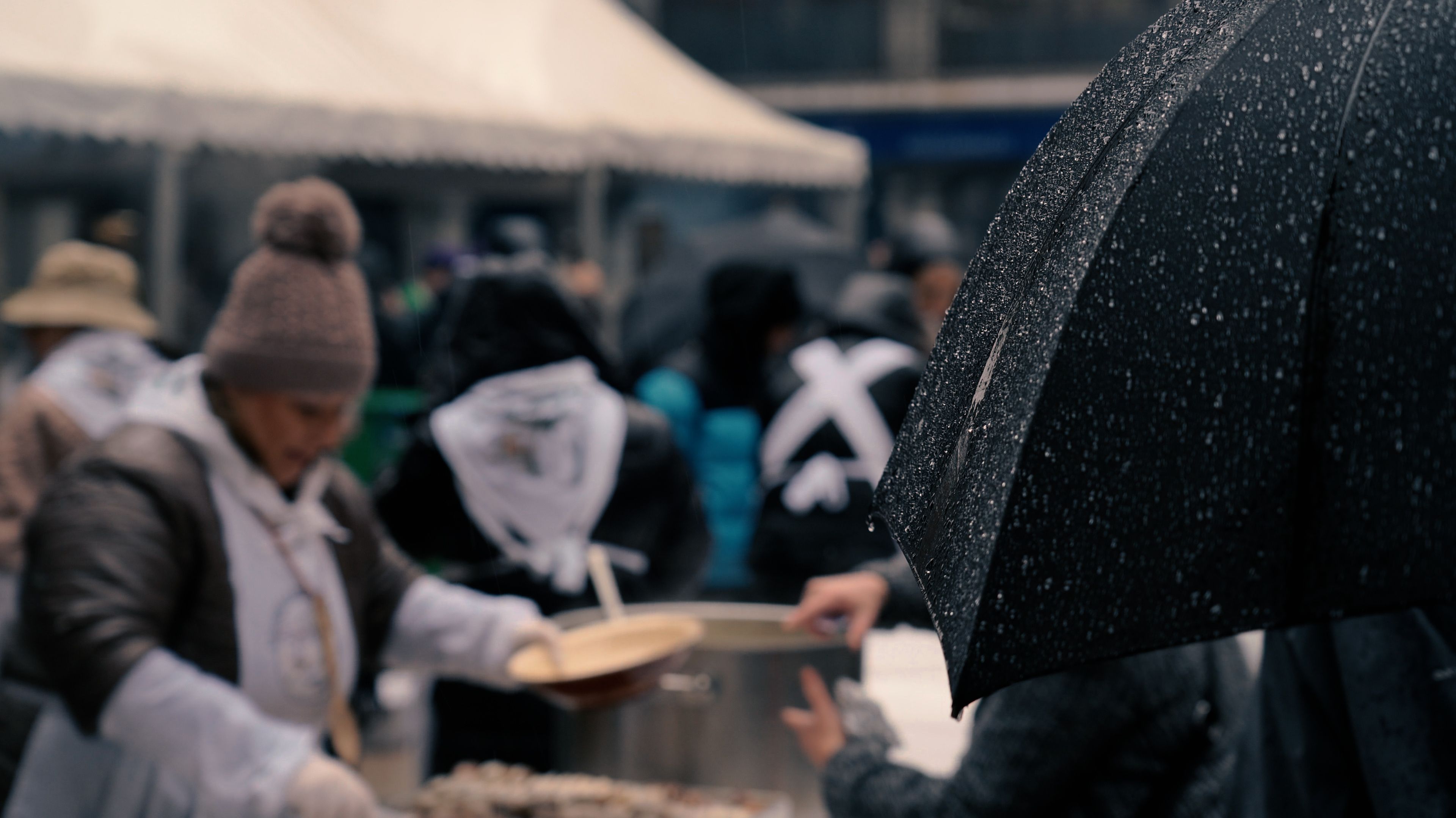 Més enllà dels plats i les carmanyoles, els protagonistes han estat els paraigües. Més enllà dels plats i les carmanyoles, els protagonistes han estat els paraigües.