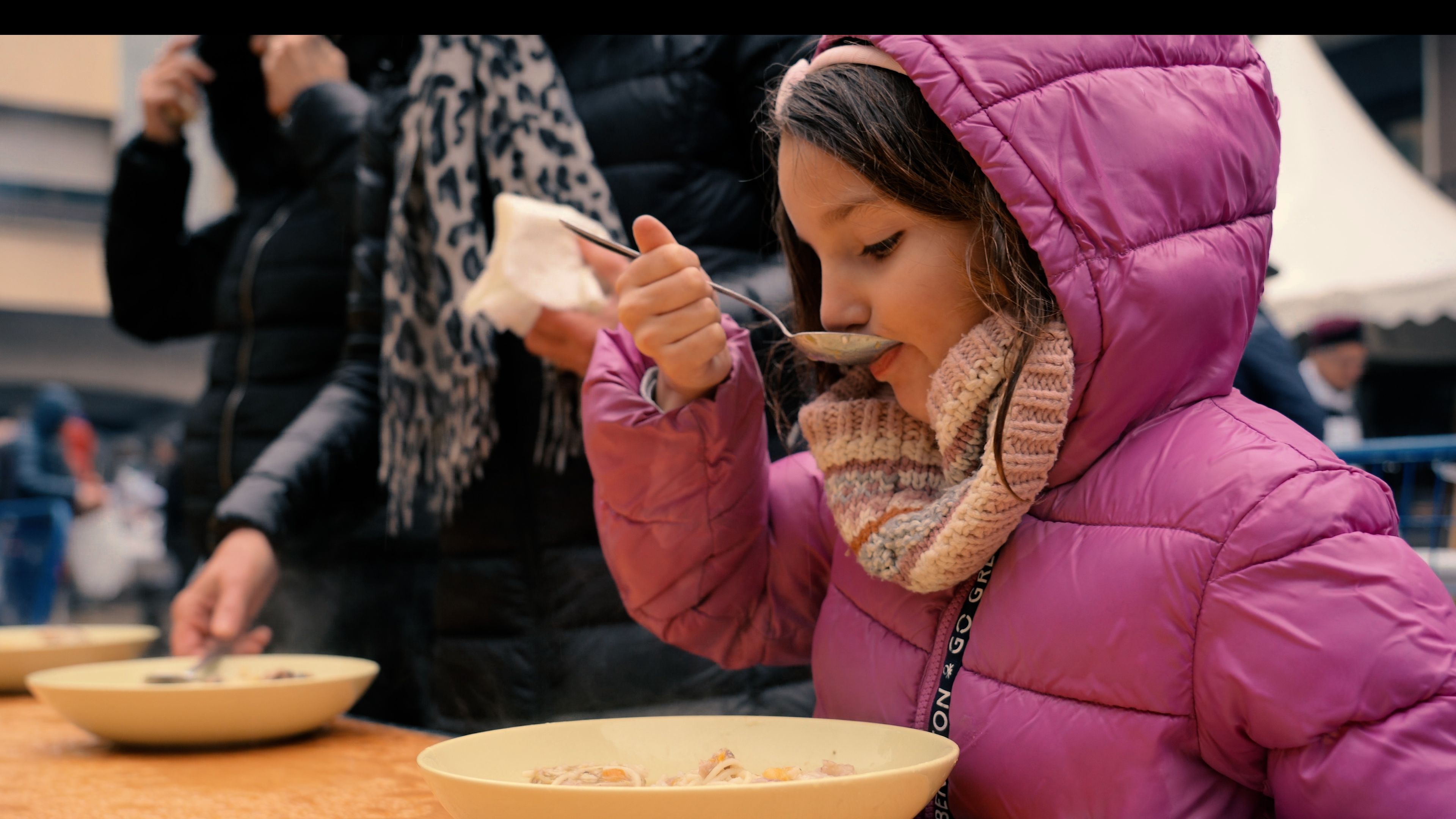 Una nena menja l'escudella de Sant Antoni. Una nena menja l'escudella de Sant Antoni.