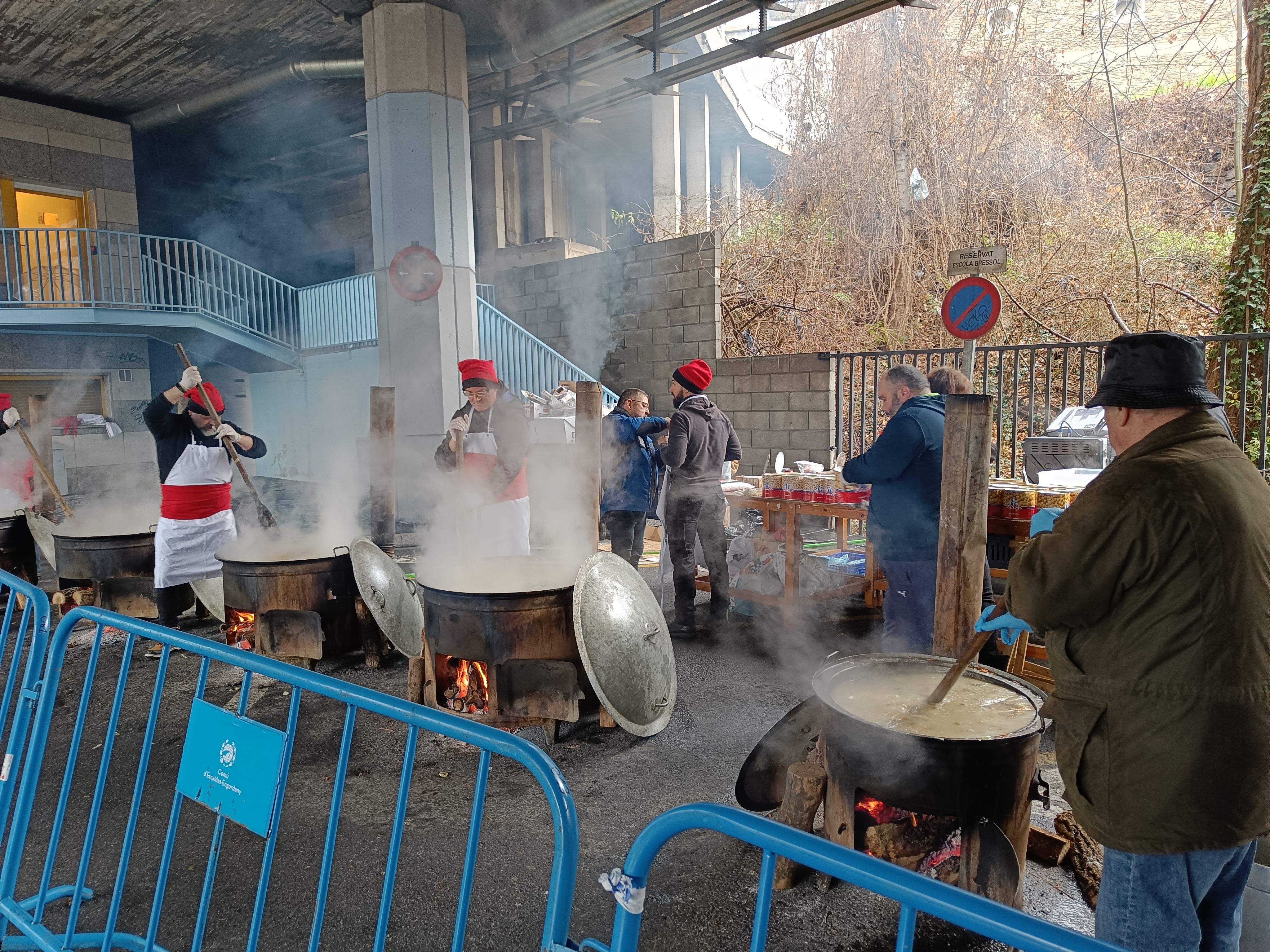 Els escudellaires removent les fogaines a Escaldes. Els escudellaires removent les fogaines a Escaldes.