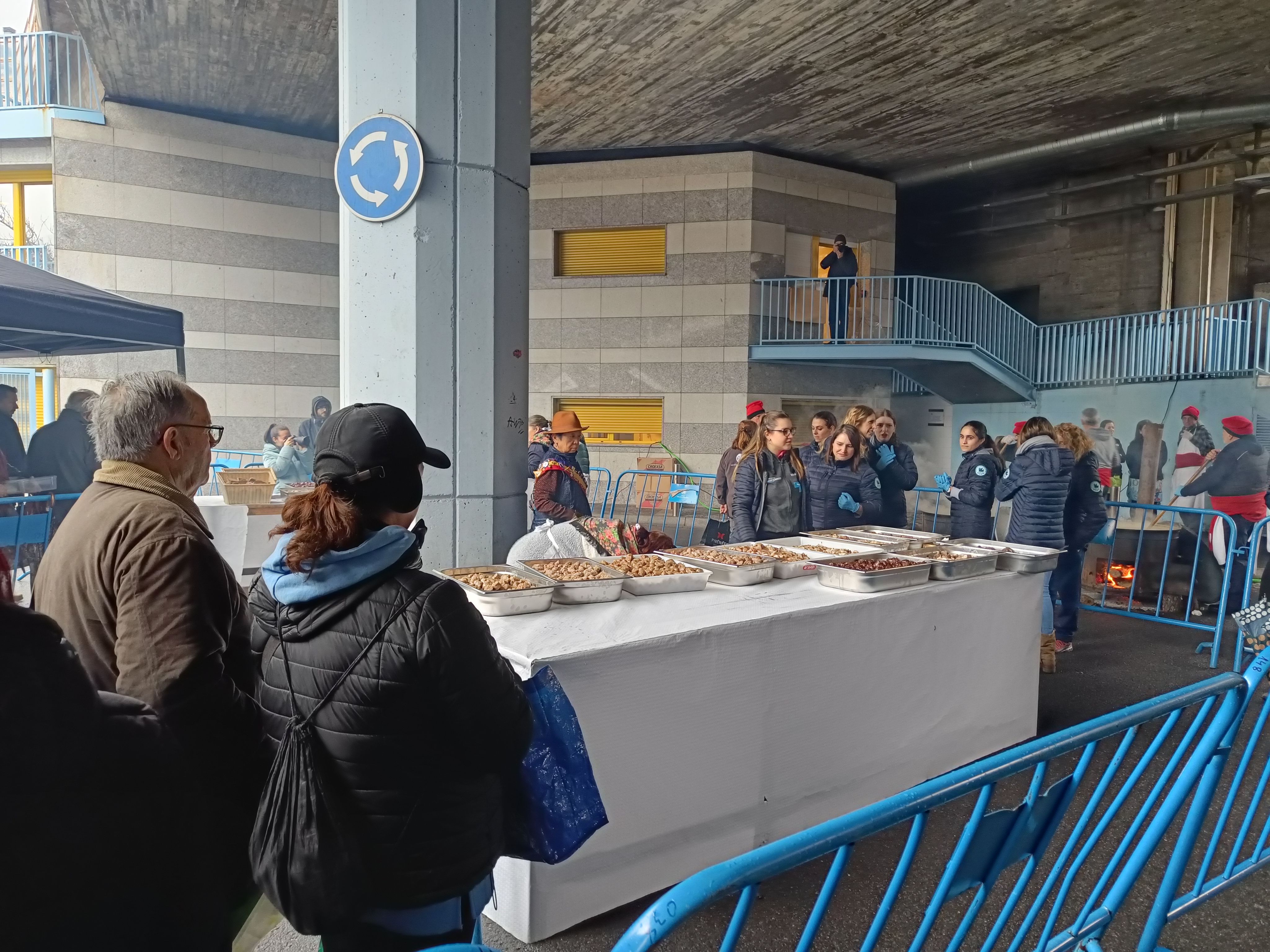 A la taula, safates amb la carn que complementa l'escudella a Escaldes. A la taula, safates amb la carn que complementa l'escudella a Escaldes.