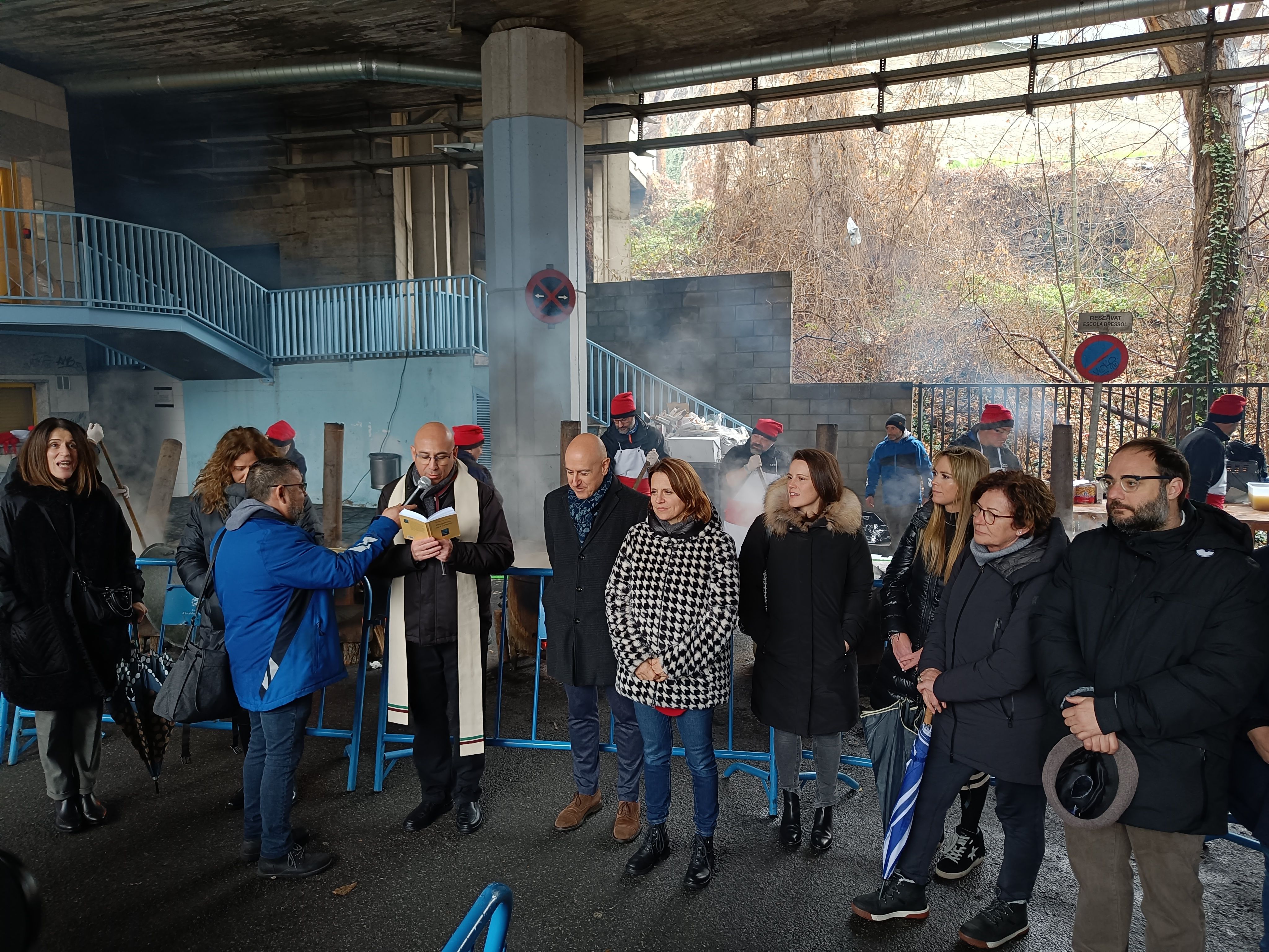 El rector d'Escaldes i les autoritats en el moment de beneir l'escudella. El rector d'Escaldes i les autoritats en el moment de beneir l'escudella.