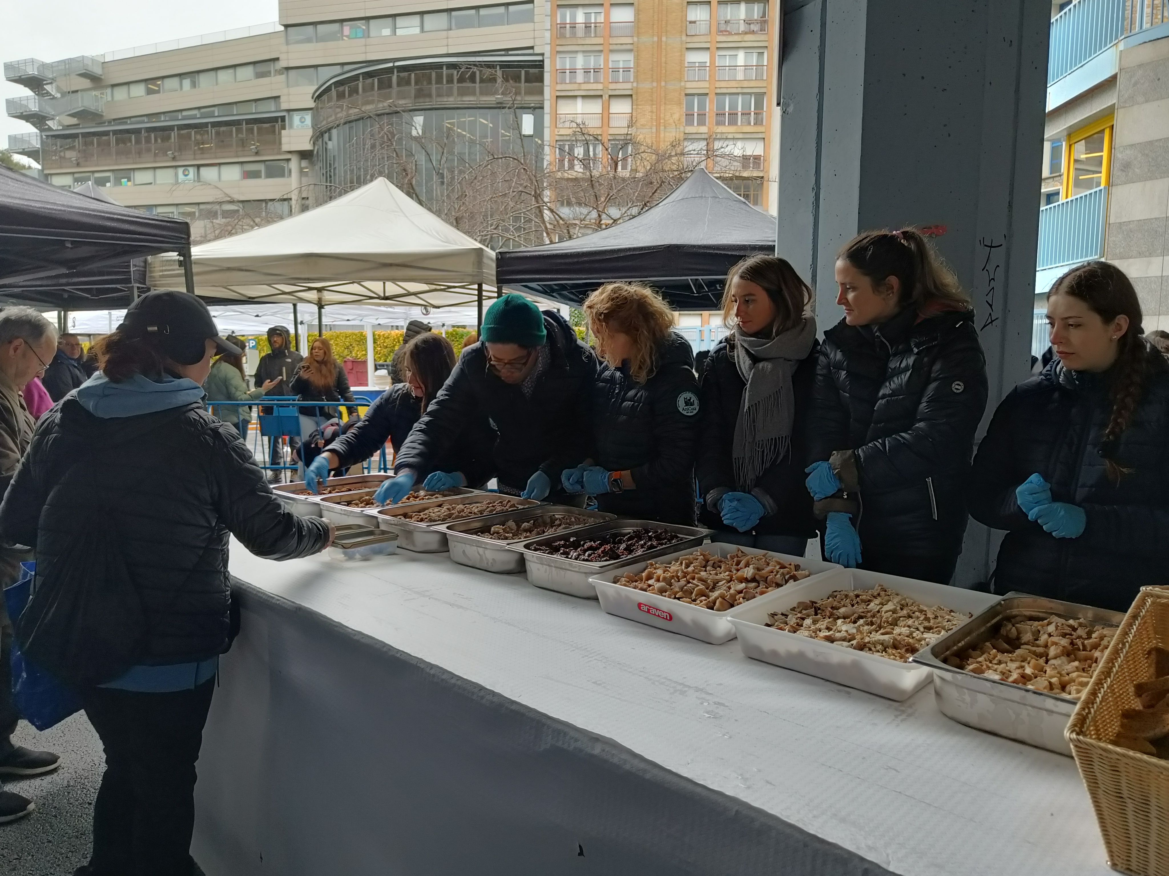 Repariment de la carn que acompanya l'escudella. Repariment de la carn que acompanya l'escudella.