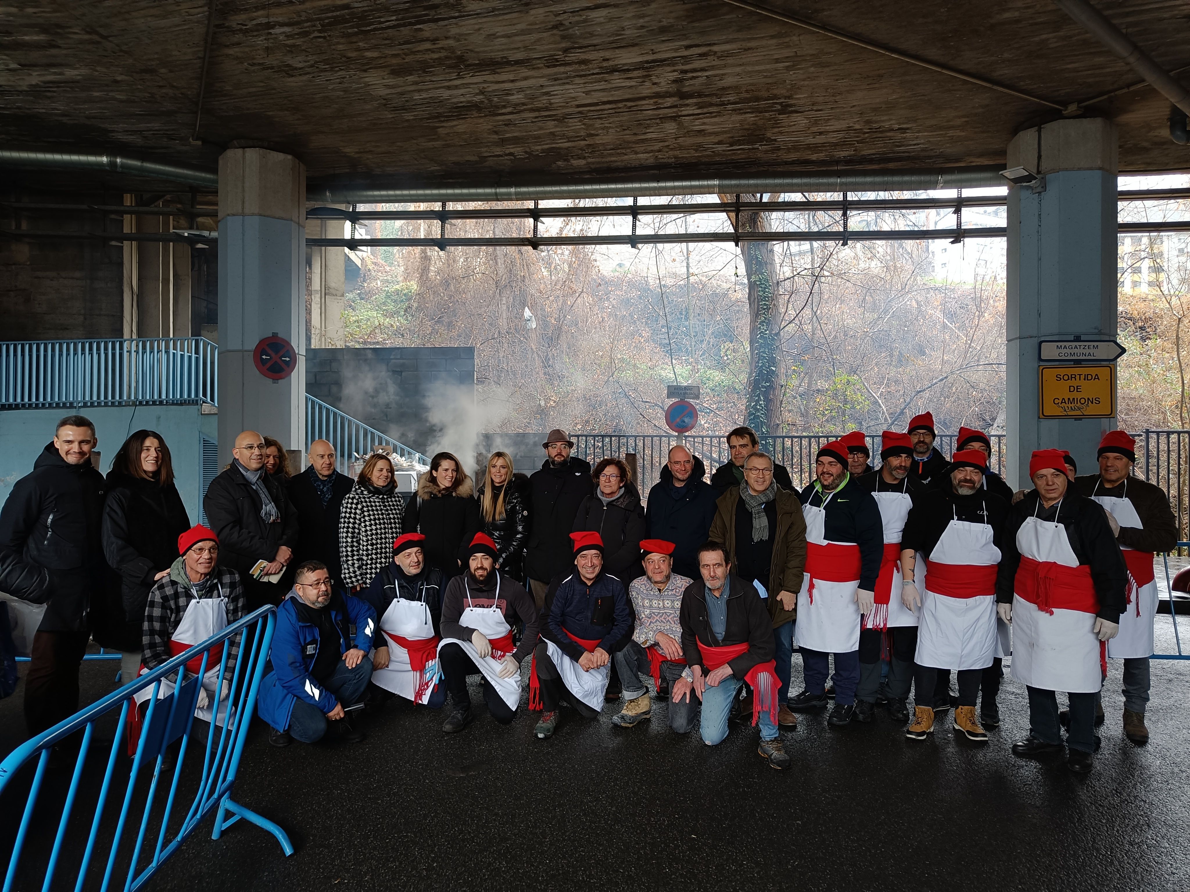 Foto de família dels escudellaires d'Escaldes amb les autoritats. Foto de família dels escudellaires d'Escaldes amb les autoritats.