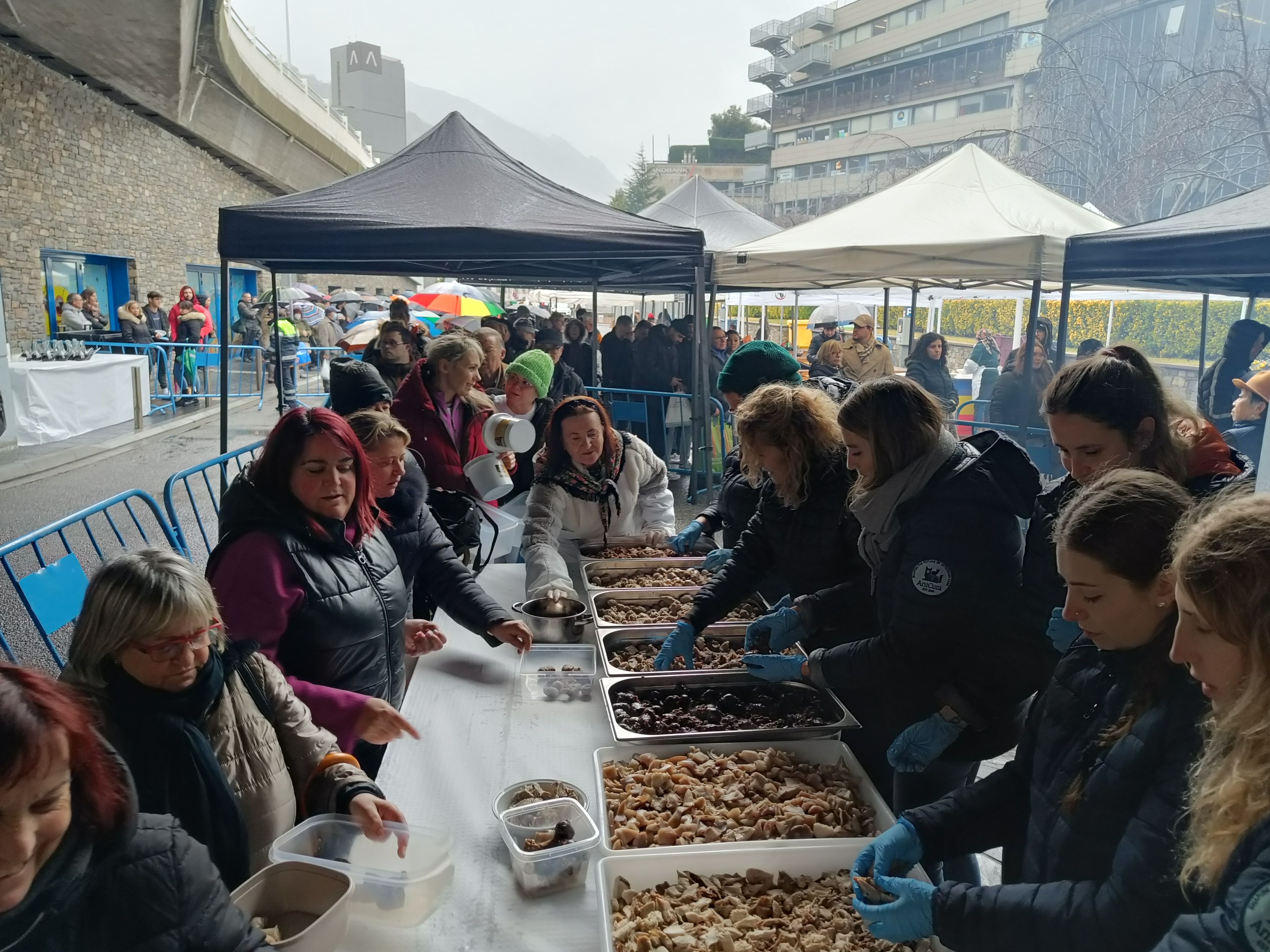 Repartiment de la carn que acompanya l'escudella a Escaldes. Repartiment de la carn que acompanya l'escudella a Escaldes.