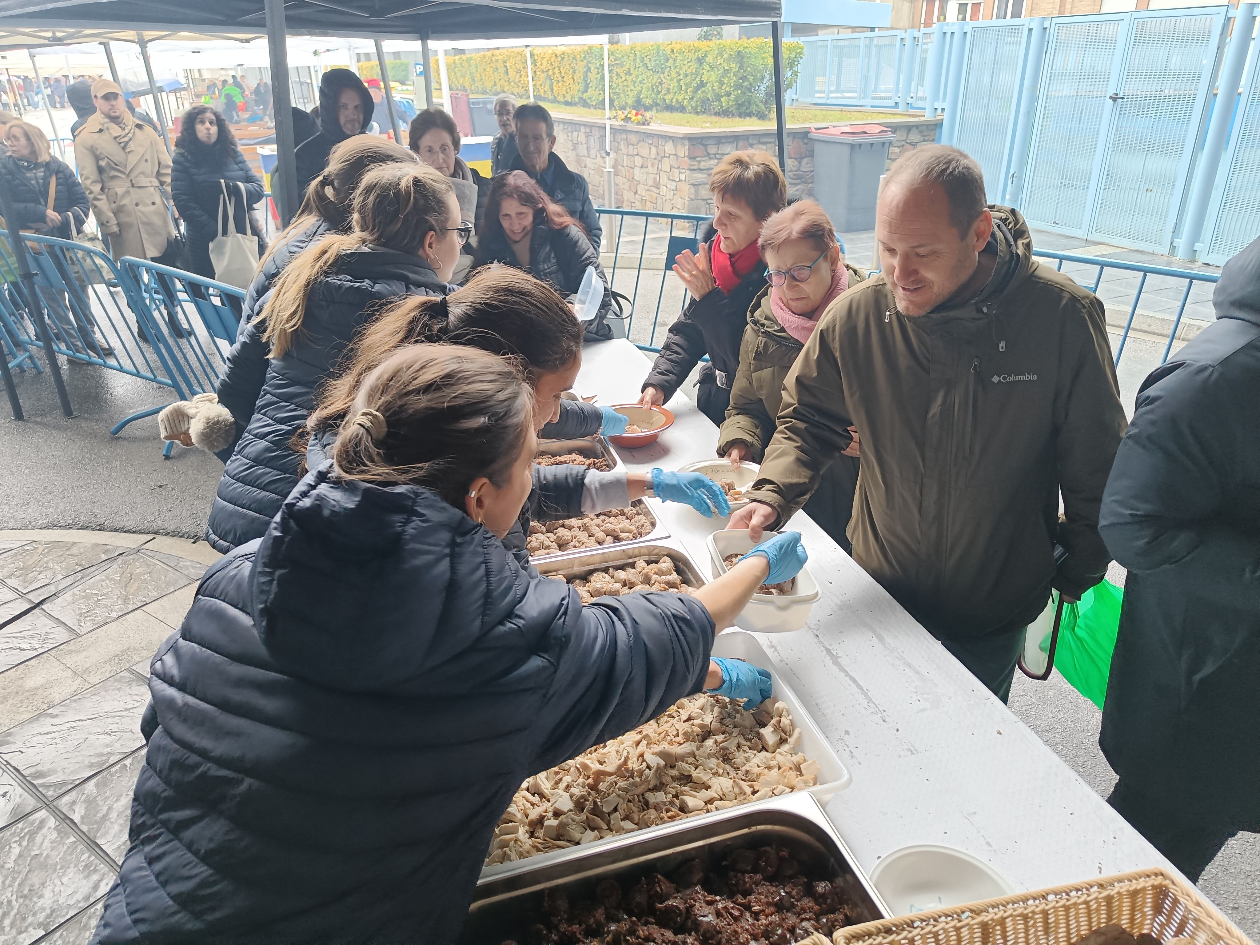 Repartiment de la carn que acompanya l'escudella a Escaldes. Repartiment de la carn que acompanya l'escudella a Escaldes.