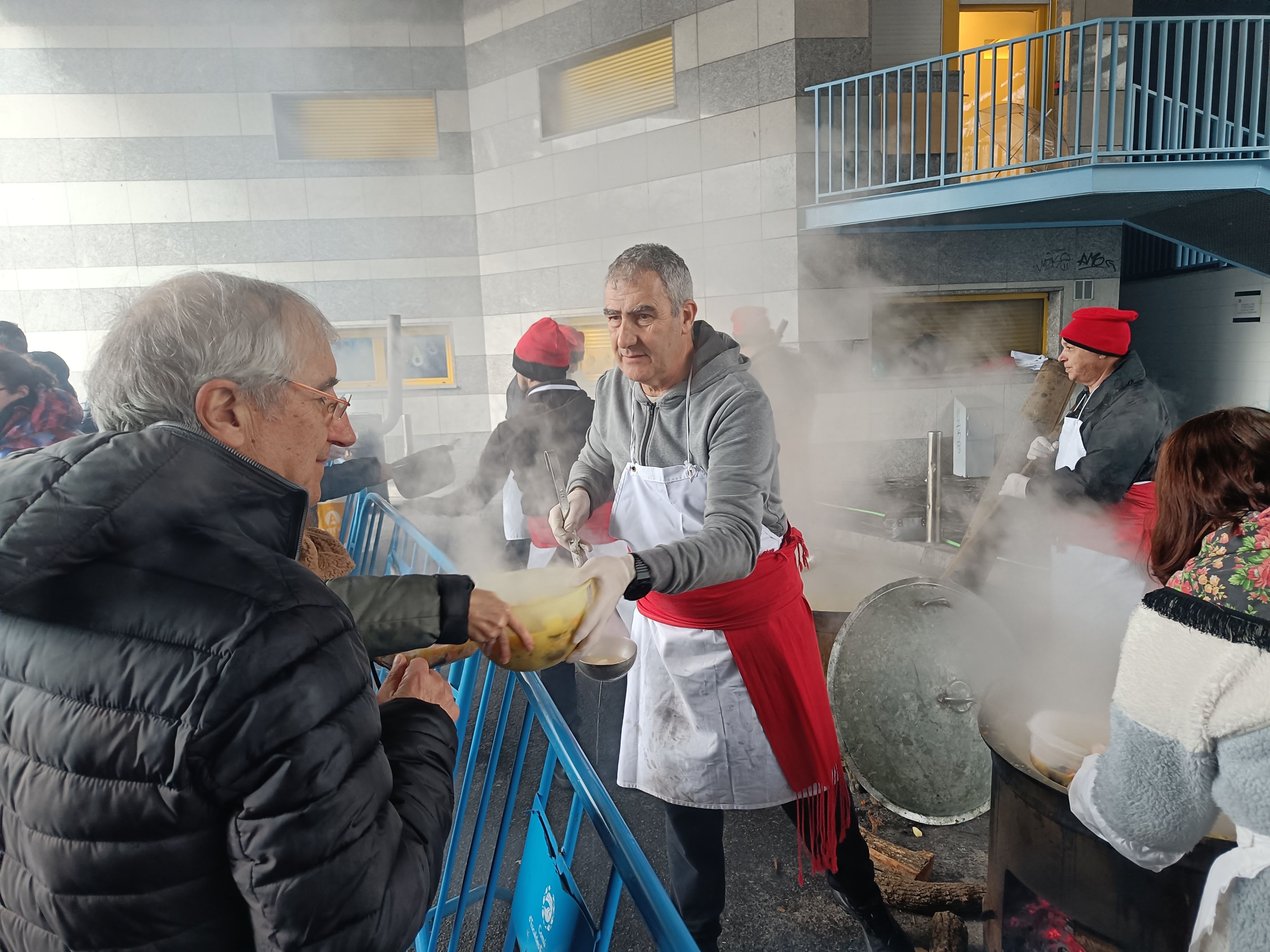 Repartiment d'escudella a Escaldes. Repartiment d'escudella a Escaldes.