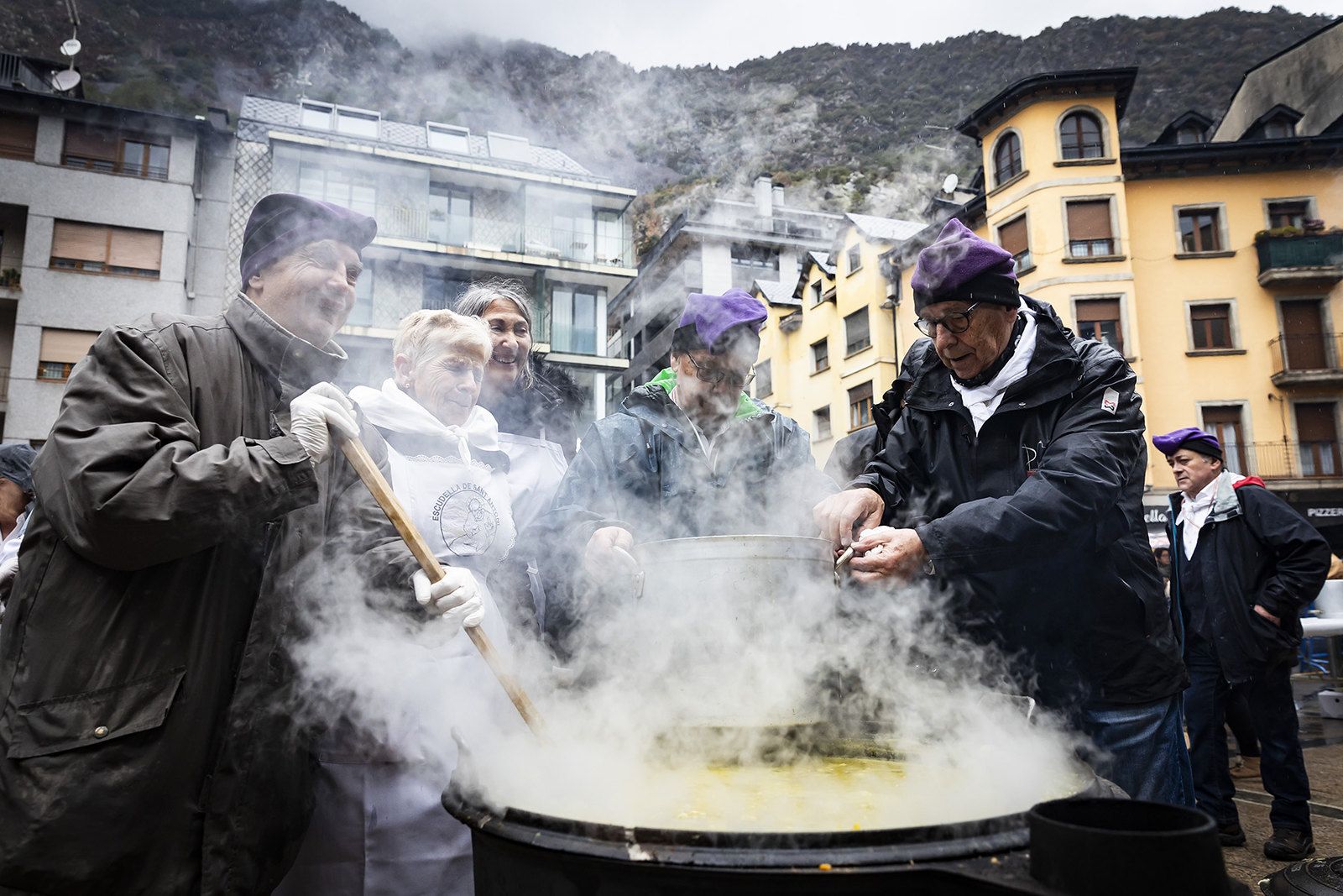 La Confraria dels Escudellaires d'Andorra la Vella preparant l'escudella. La Confraria dels Escudellaires d'Andorra la Vella preparant l'escudella.