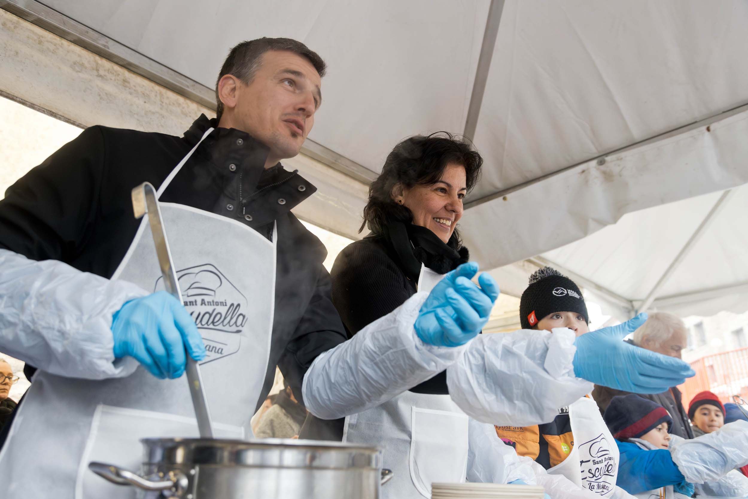Els cònsols de la Massana, Eva Sansa i Roger Fité, servint l'escudella. Els cònsols de la Massana, Eva Sansa i Roger Fité, servint l'escudella.