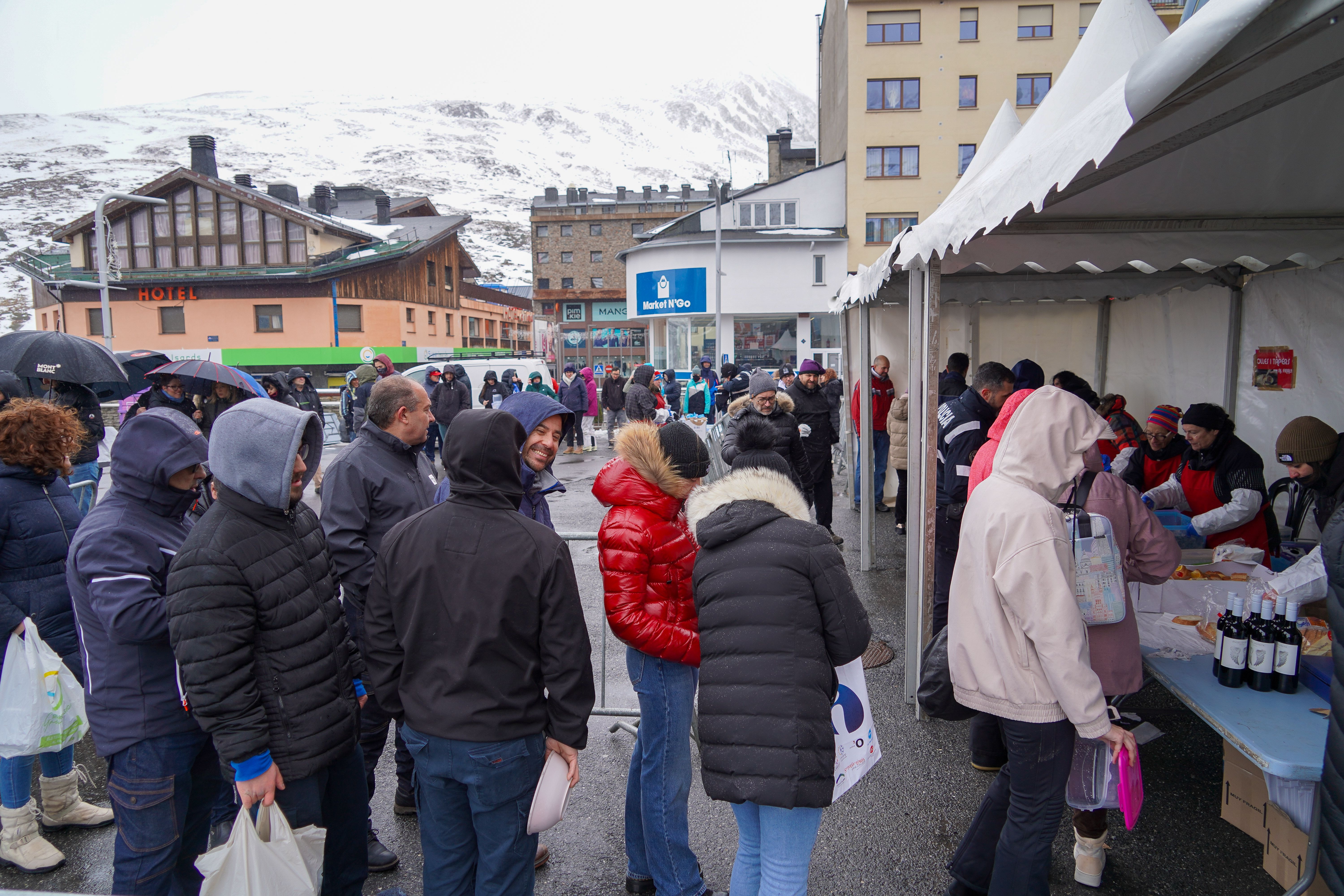 Un dels moments de l'escudella al Pas de la Casa. Un dels moments de l'escudella al Pas de la Casa.