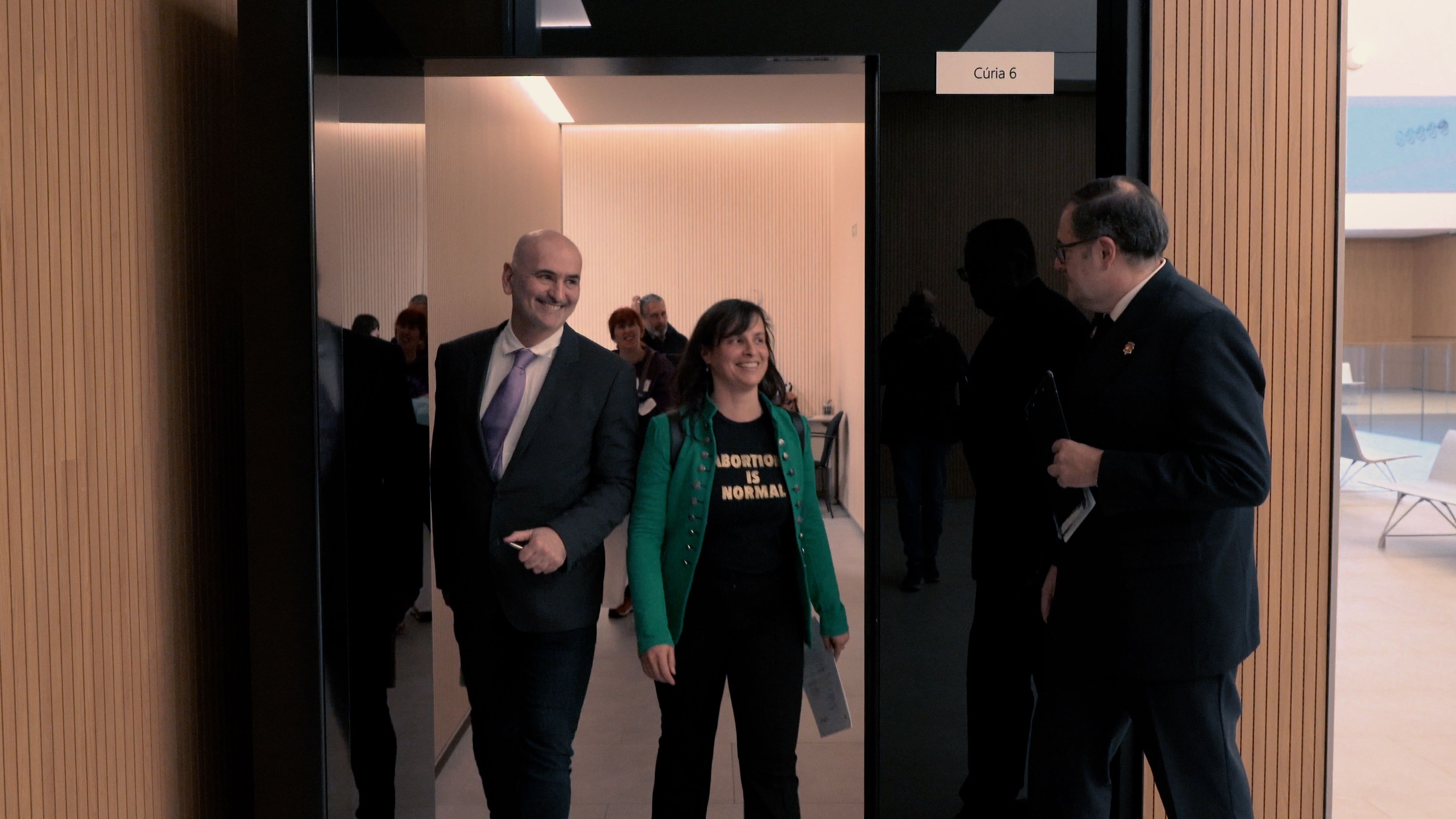 L'advocat Miquel Bellera sortint de la sala on s'ha llegit la sentència amb Vanessa Mendoza Cortés. L'advocat Miquel Bellera sortint de la sala on s'ha llegit la sentència amb Vanessa Mendoza Cortés.