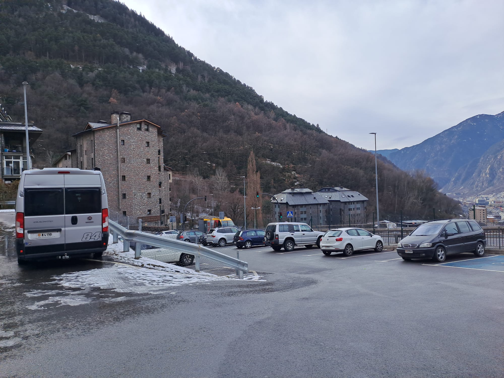 L'aparcament on hi va haver els danys i els furts. L'aparcament on hi va haver els danys i els furts.