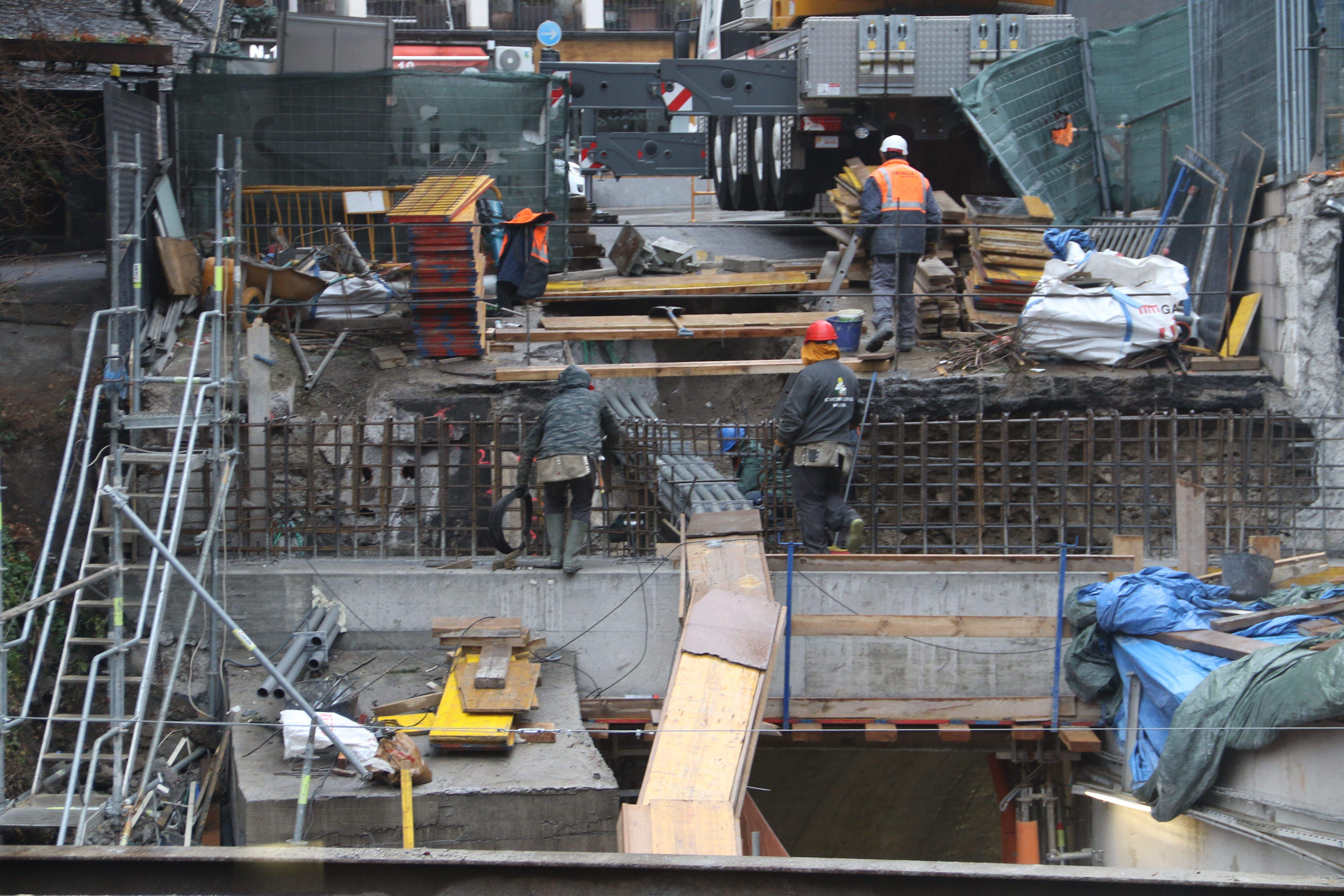 Operaris treballant en la construcció de l'estructura del remodelat vial del carrer Doctor Vilanova.