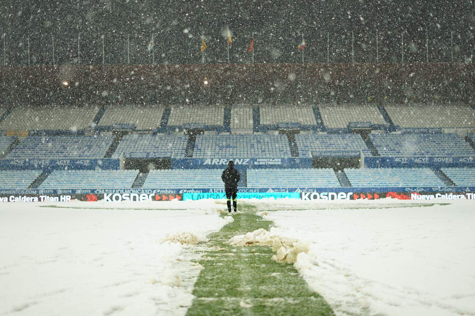 Estat que presentava el camp a l'hora més o menys que hauria hagut de començar el partit. Estat que presentava el camp a l'hora més o menys que hauria hagut de començar el partit.