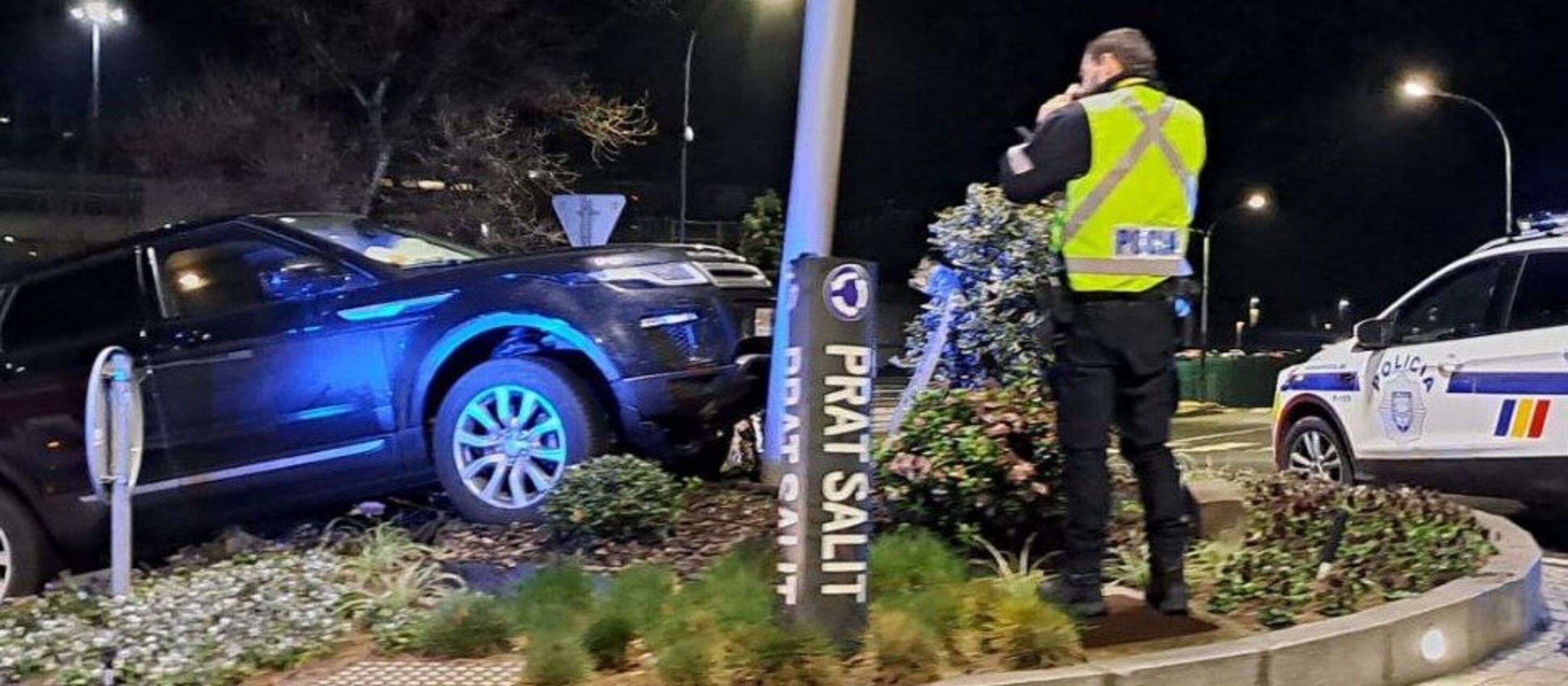 El vehicle enfilat a la rotonda.