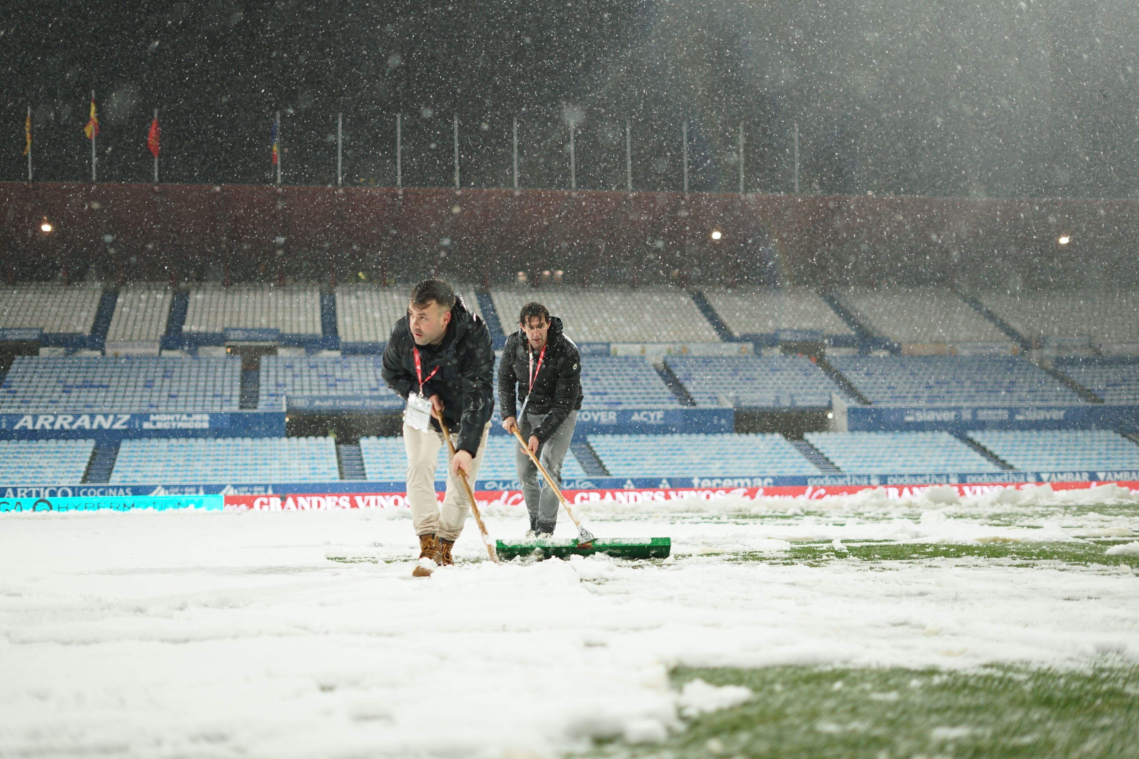 Integrants de la delegació andorrana, amb Jaume Nogués al davant, van estar retirant neu.