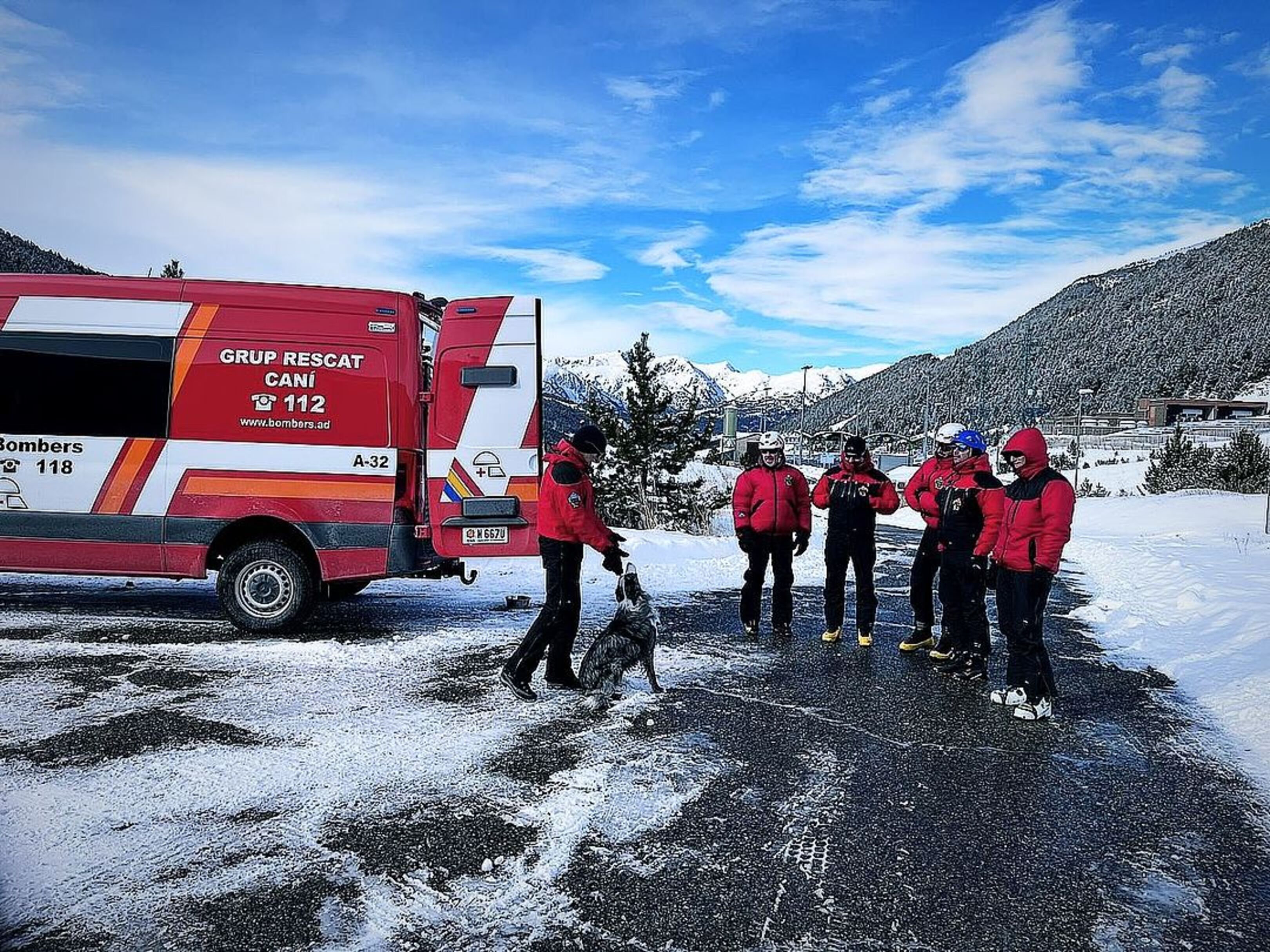 Bombers del grup de rescat caní en una pràctica a la zona d'Envalira. Bombers del grup de rescat caní en una pràctica a la zona d'Envalira.