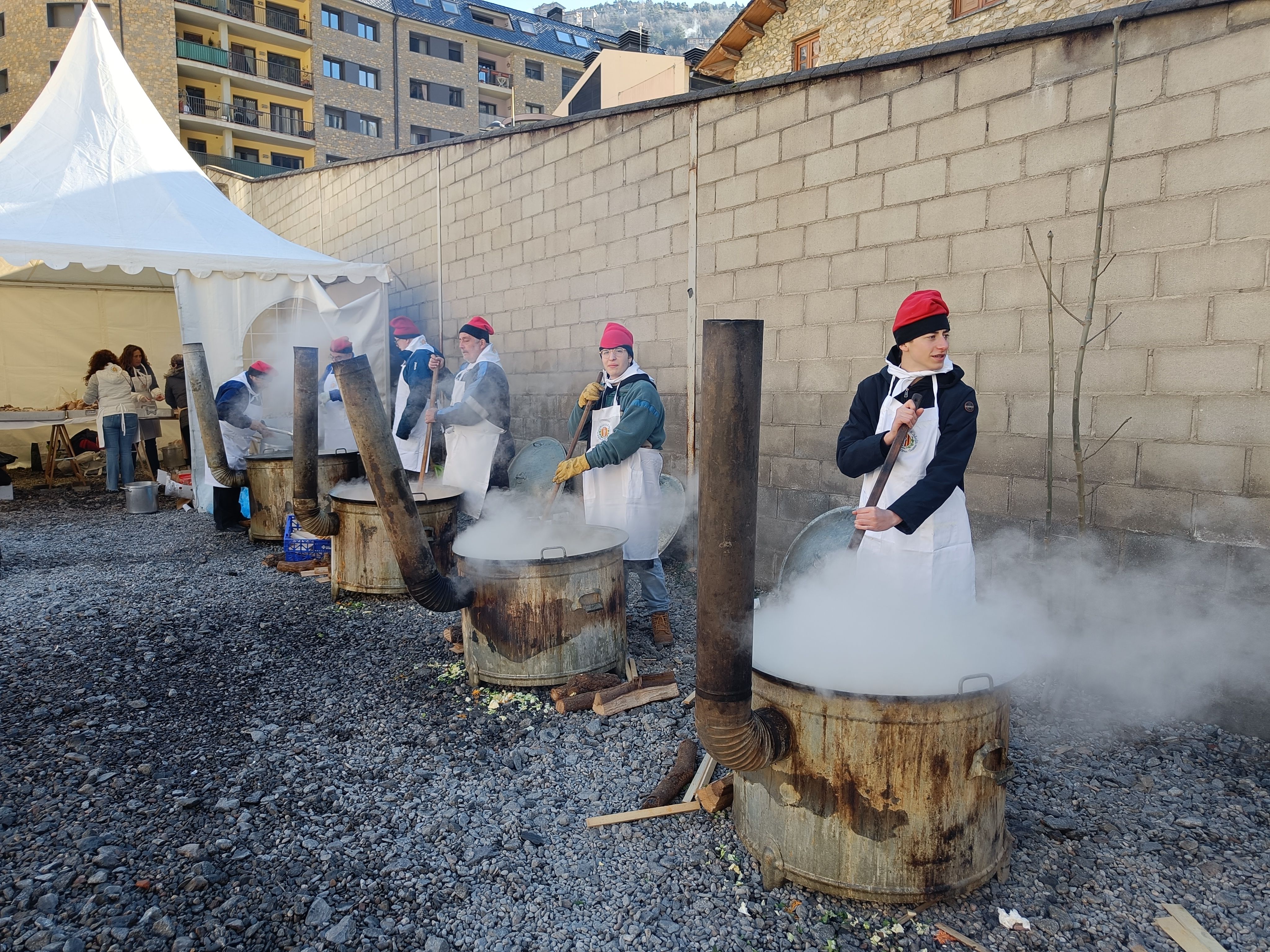 Els escudellaries minuts abans d'iniciar el repartiment.