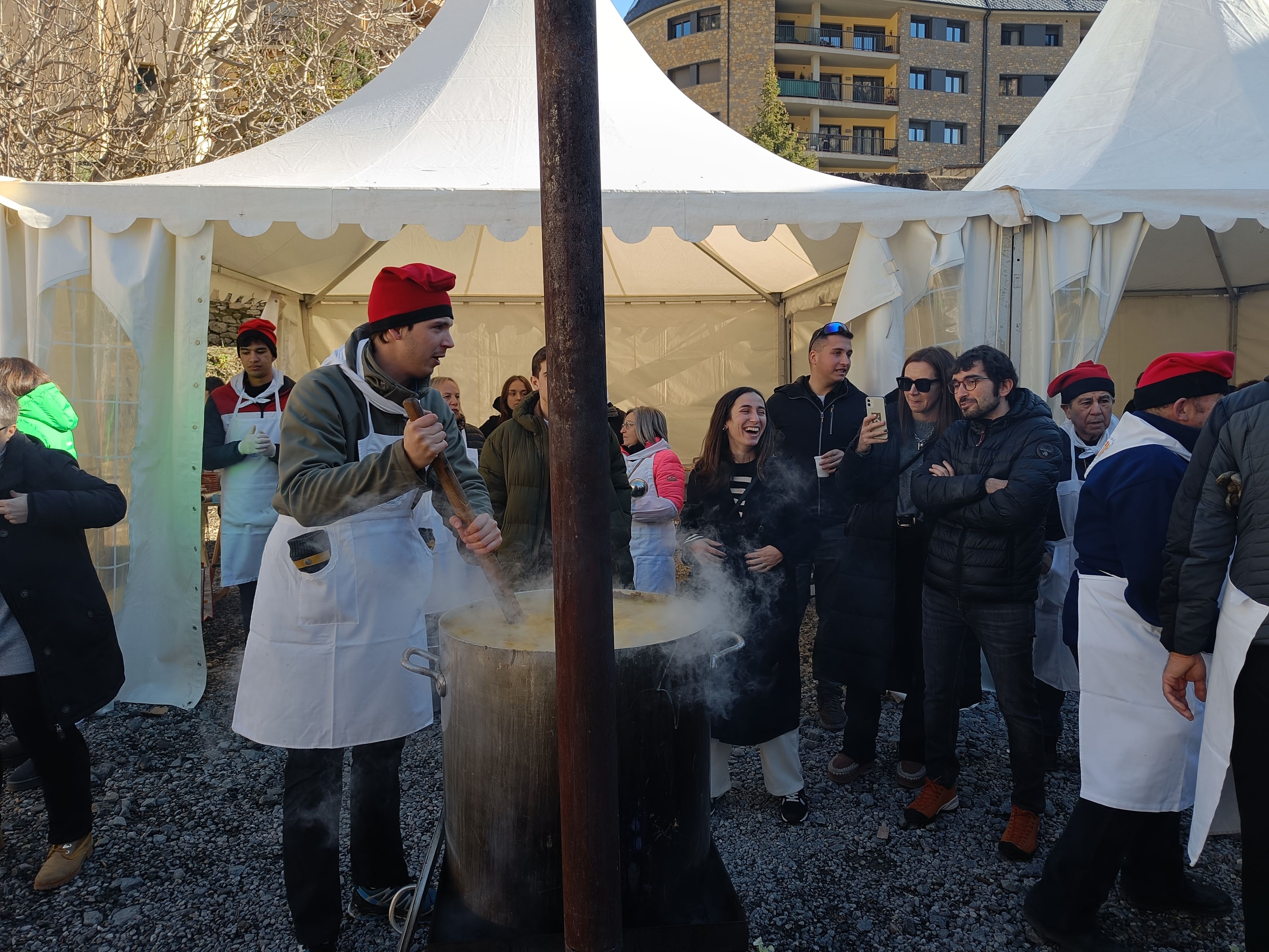 El conseller general, Pol Bartolomé, remenant una de les fogaines.