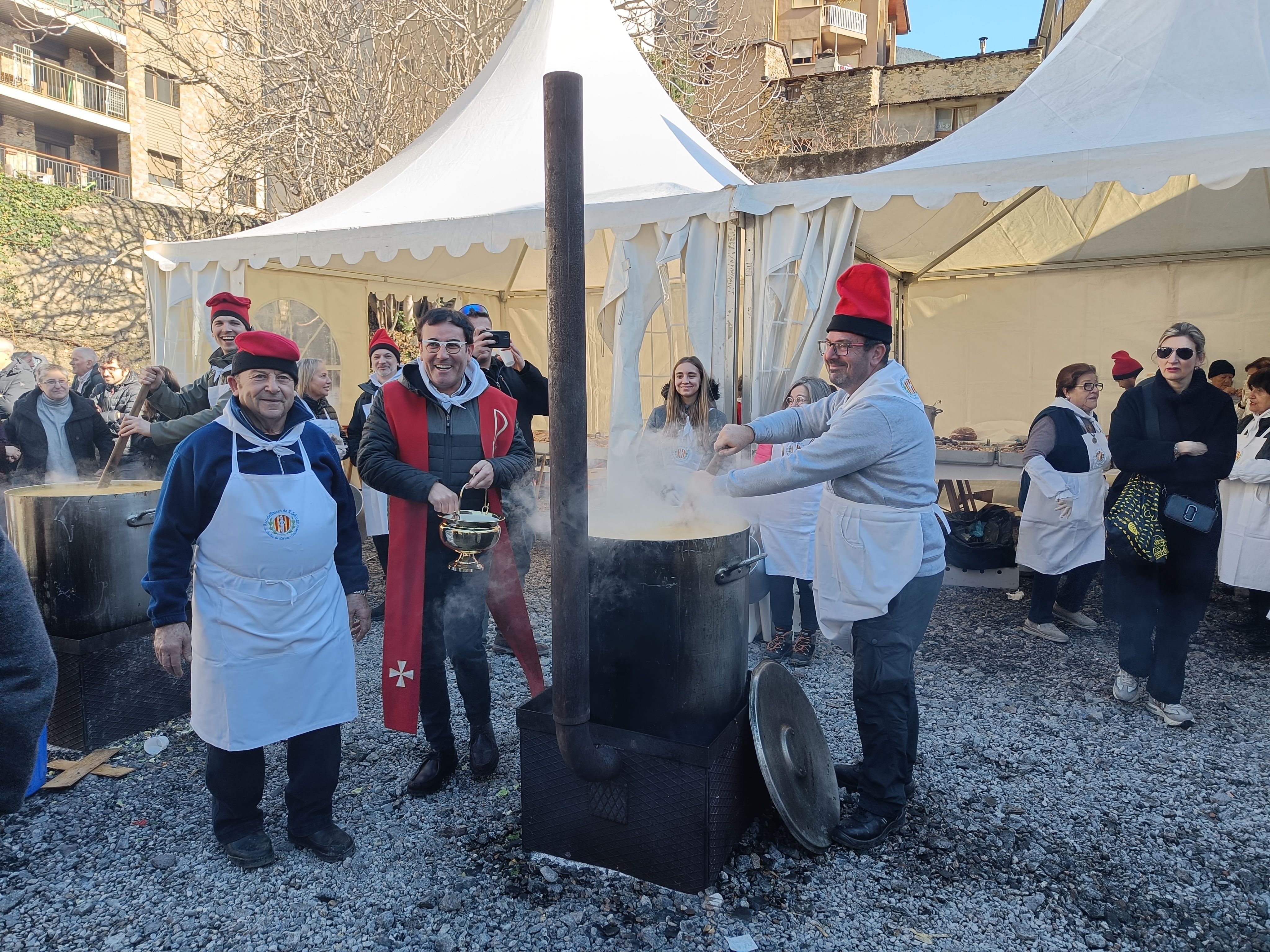 Mossèn Pepe en el moment de beneir l'escudella.