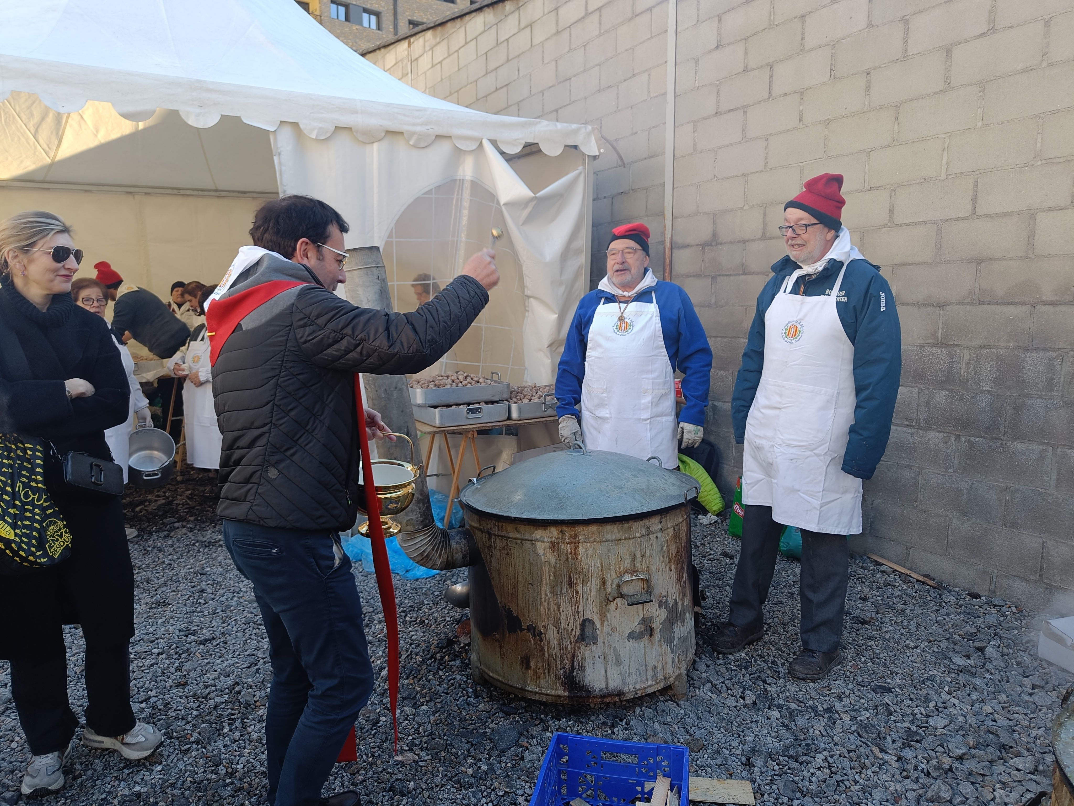 Mossèn Pepe beneïnt l'escudella.