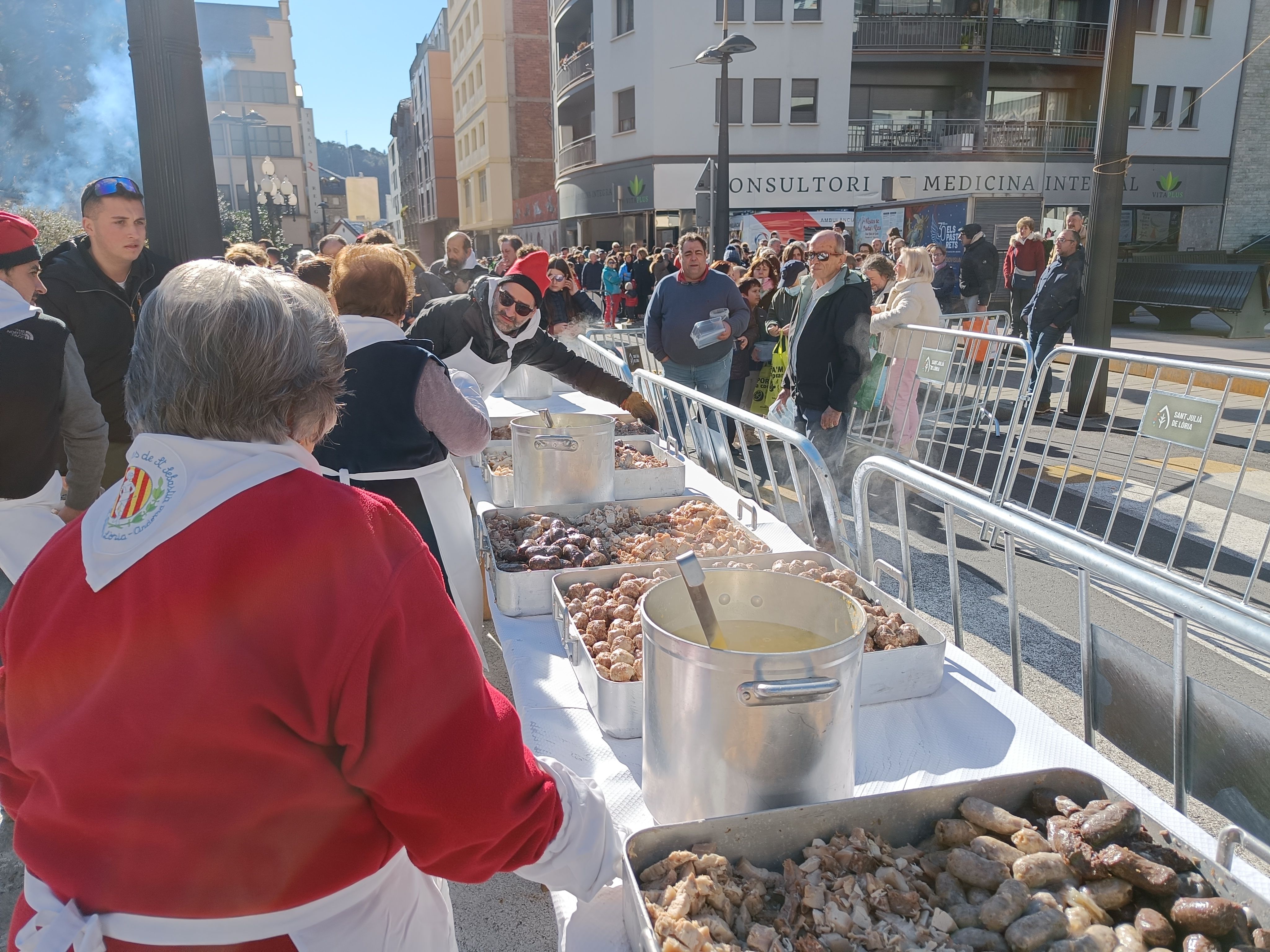 Escudella i carn a punt per ser repartida.