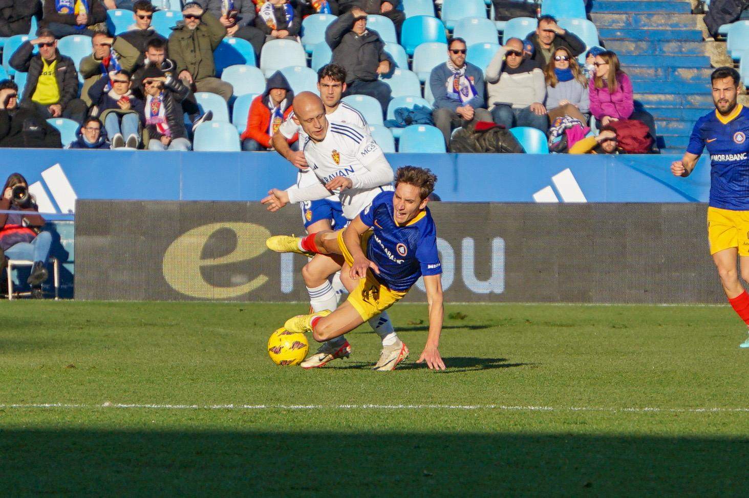 Mollejo i Petxarroman lluiten per una pilota. Mollejo i Petxarroman lluiten per una pilota.