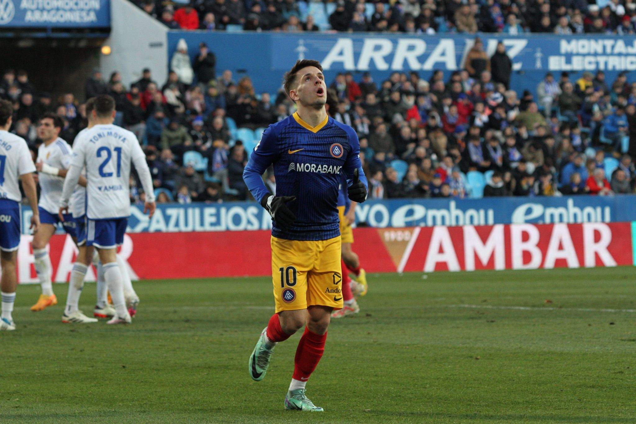 Iván Gil mirant a l'infinit després d'una mala decisió.