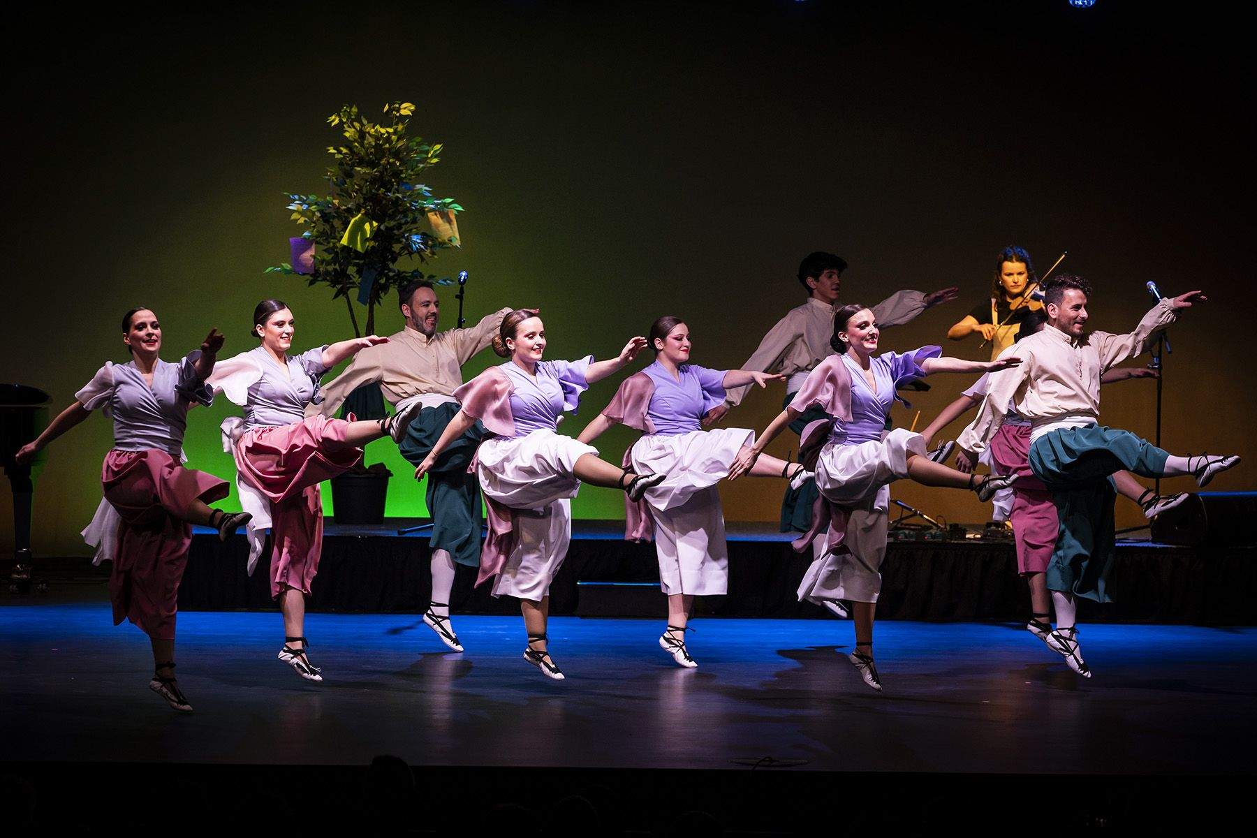 L'ESBART DANSAIRE D'ANDORRA LA VELLA I AIXOPLUC HAN COMPARTIT ESCENARI.
