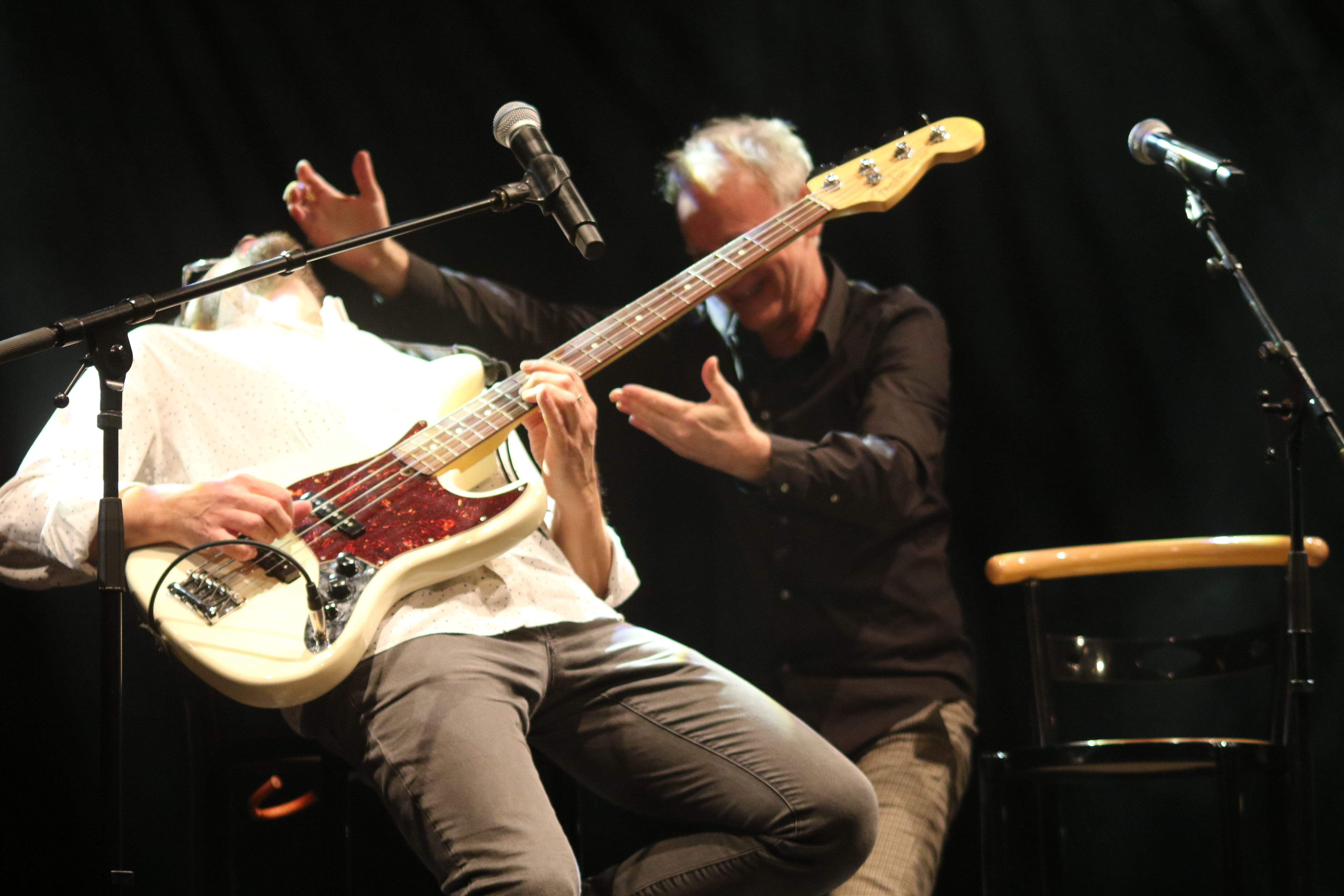 Lluís Gavaldà i Joan Pau Chaves fent broma durant el concert.