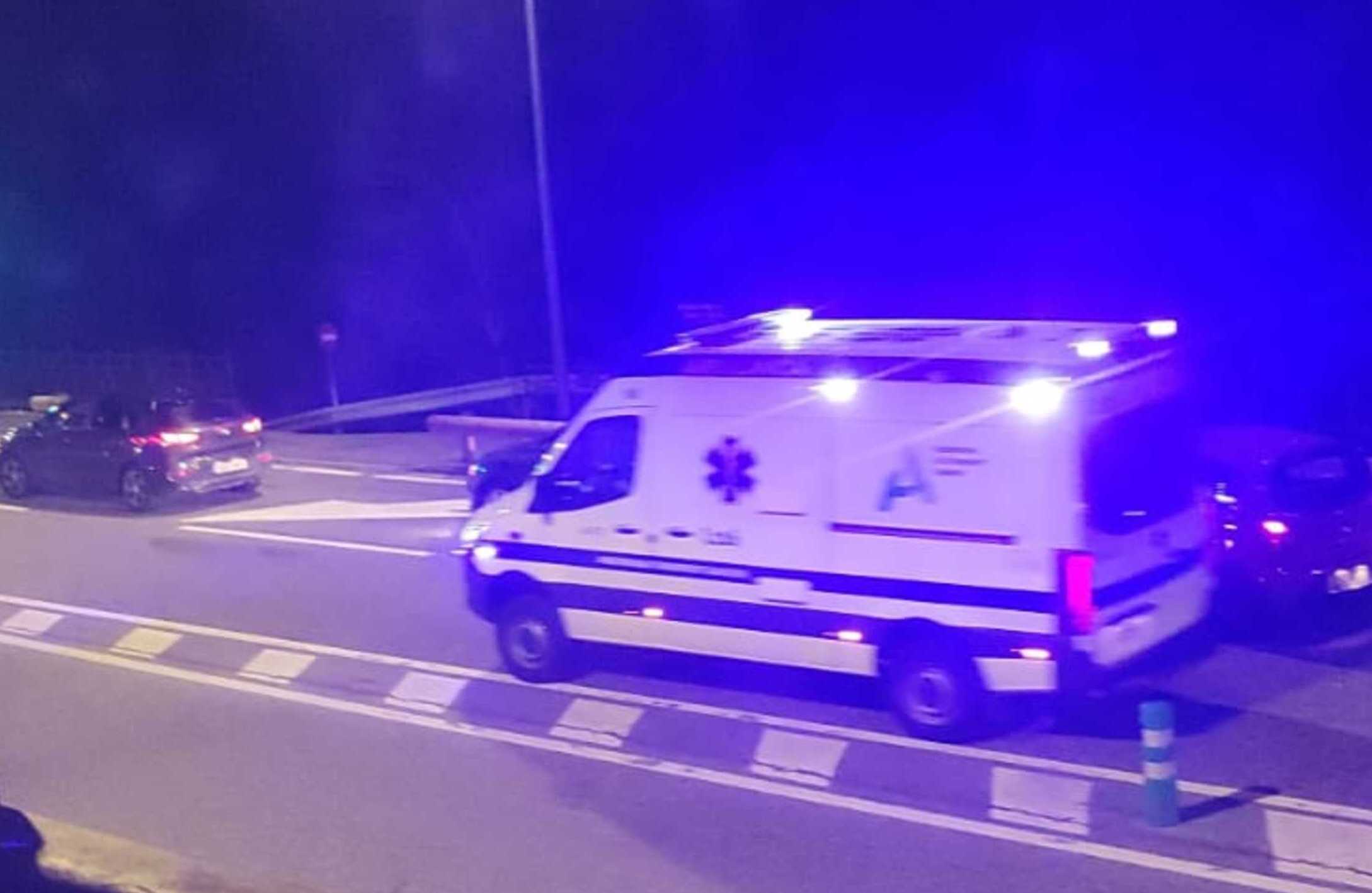 L'ambulància que va acudir a lloc per endur-se la ferida.