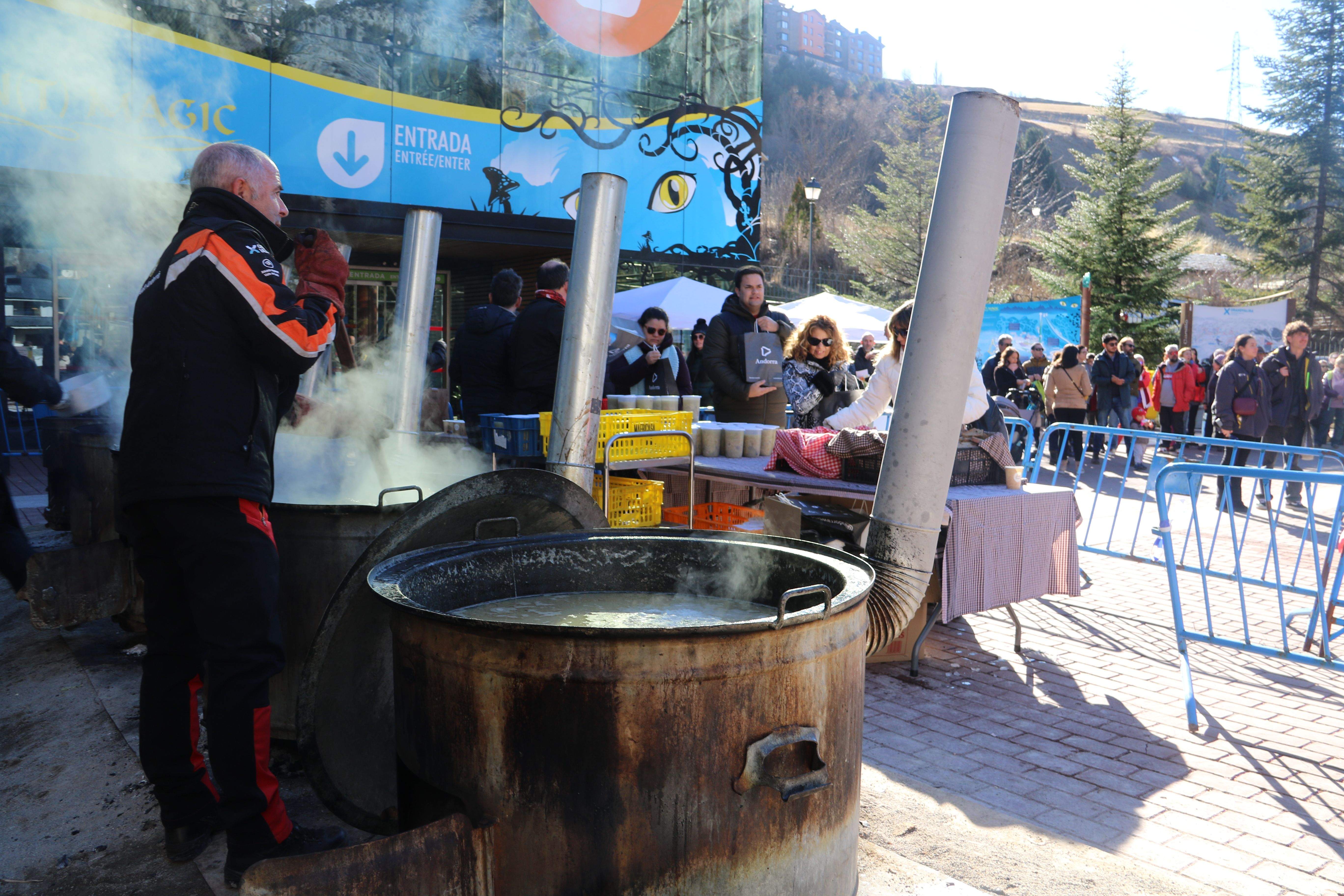 Fogaines en primer terme i gent fent cua darrere.