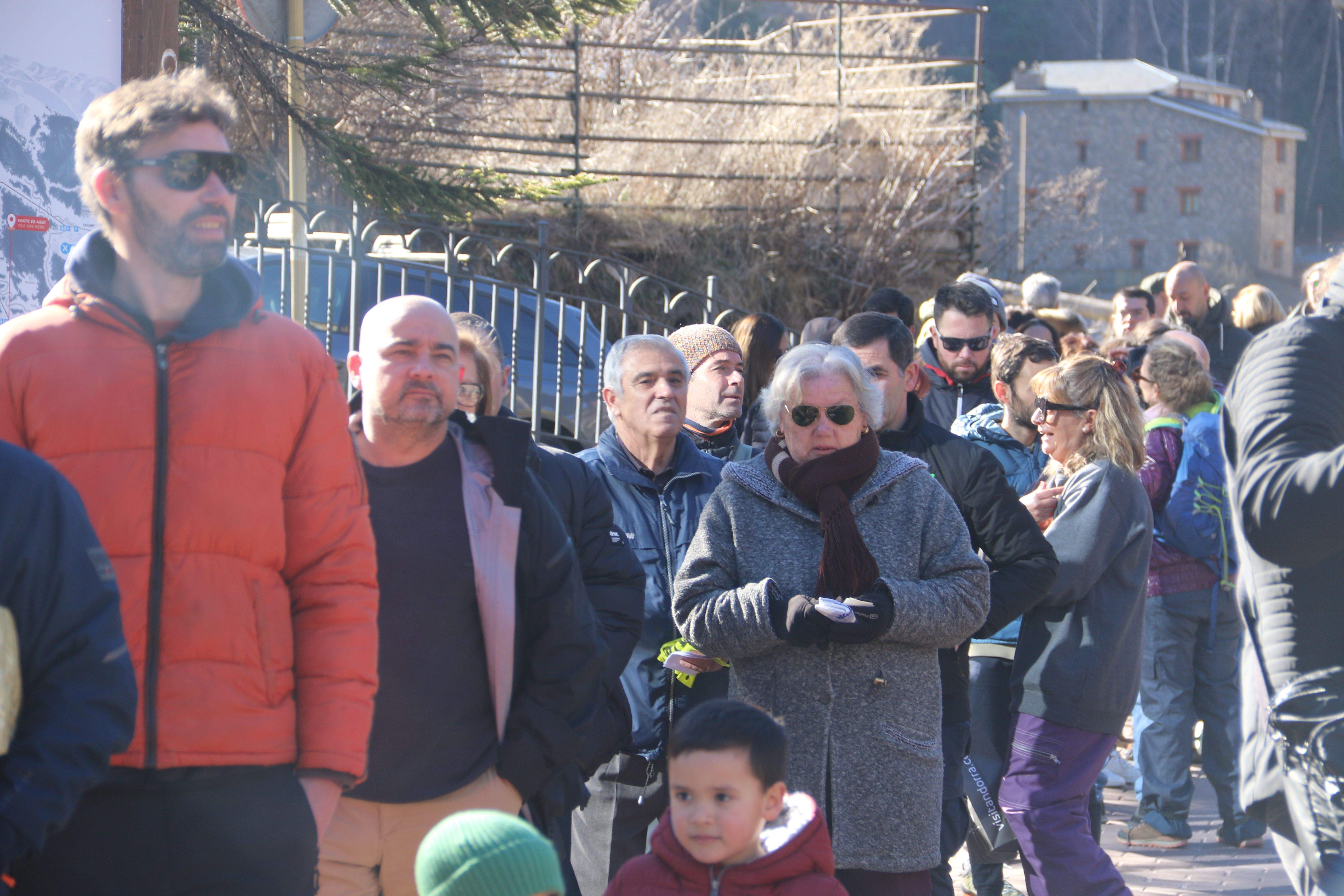Fent cua per agafar la vianda.