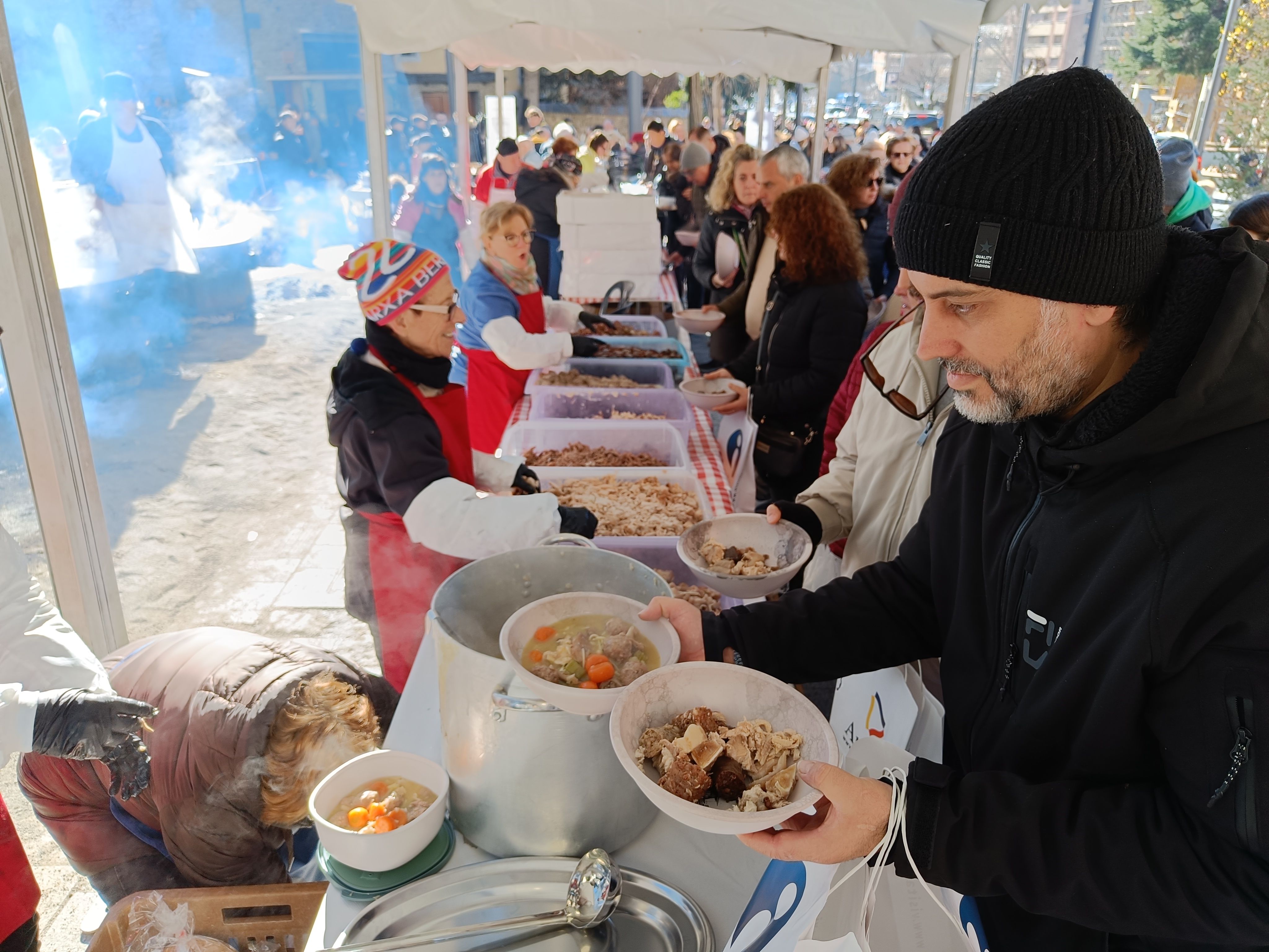 Repartiment de l'escudella a Encamp.