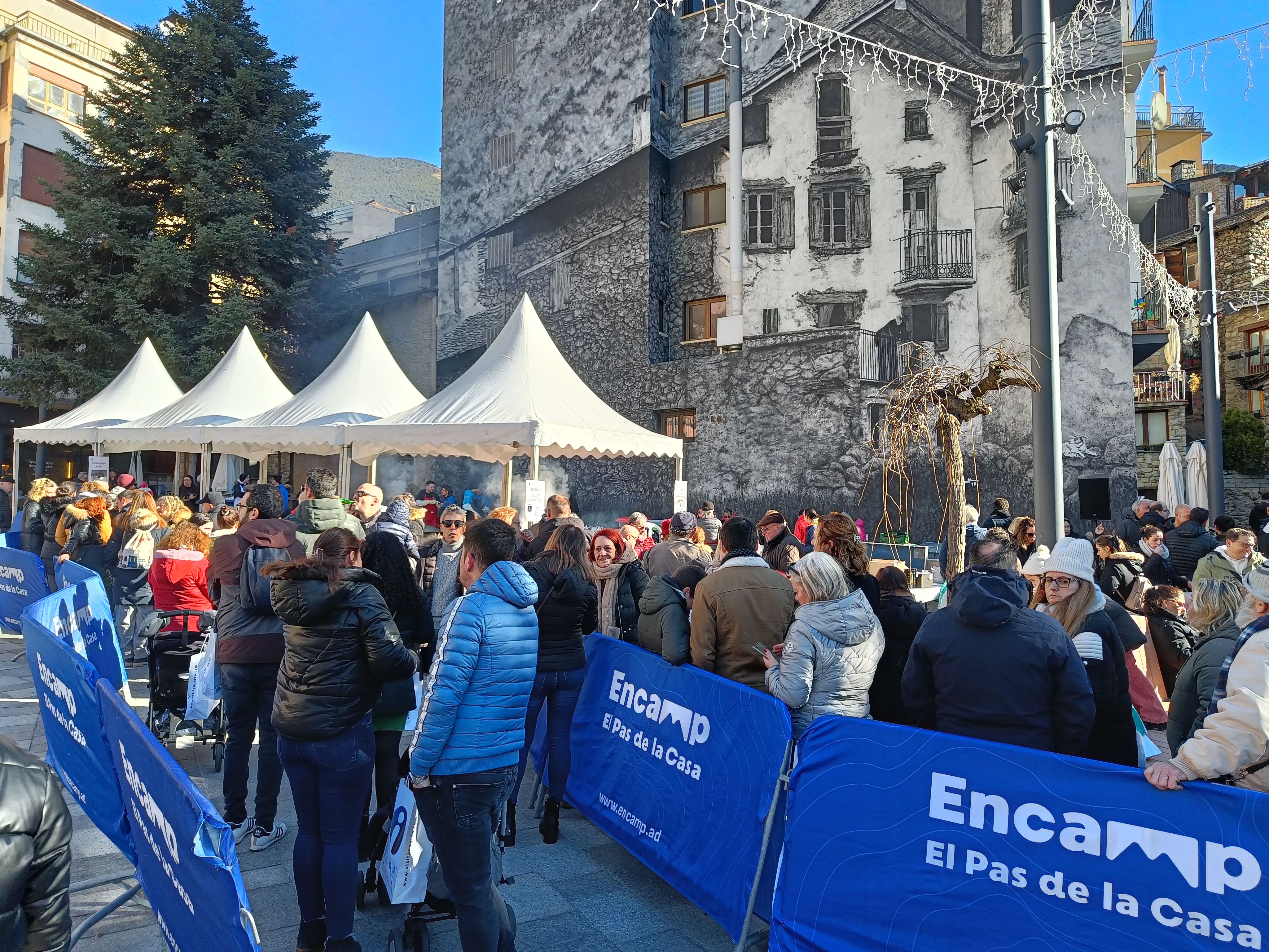 Cua de ciutadans esperant el repartiment de l'escudella.