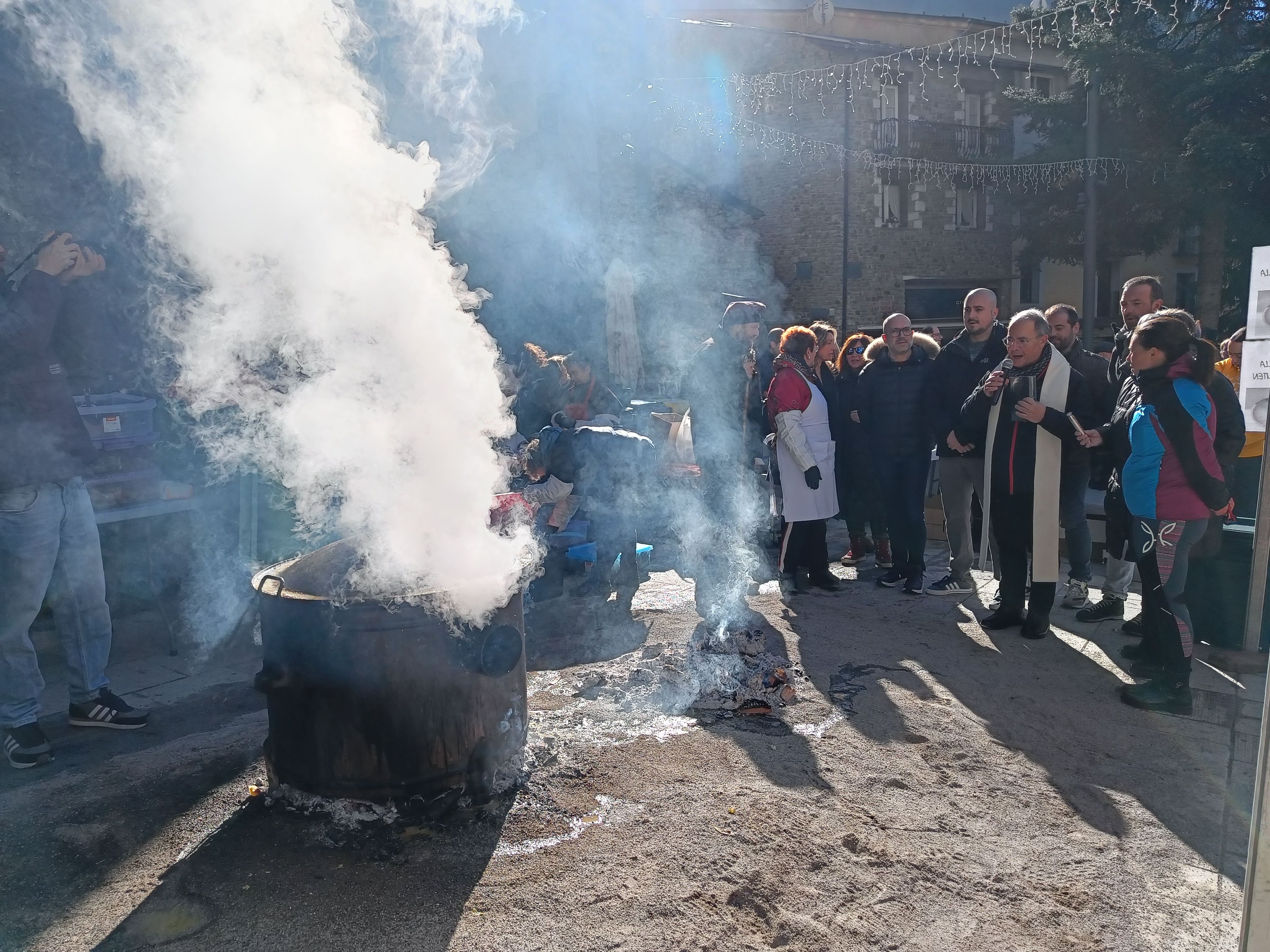 El capellà ha beneit l'escudella.