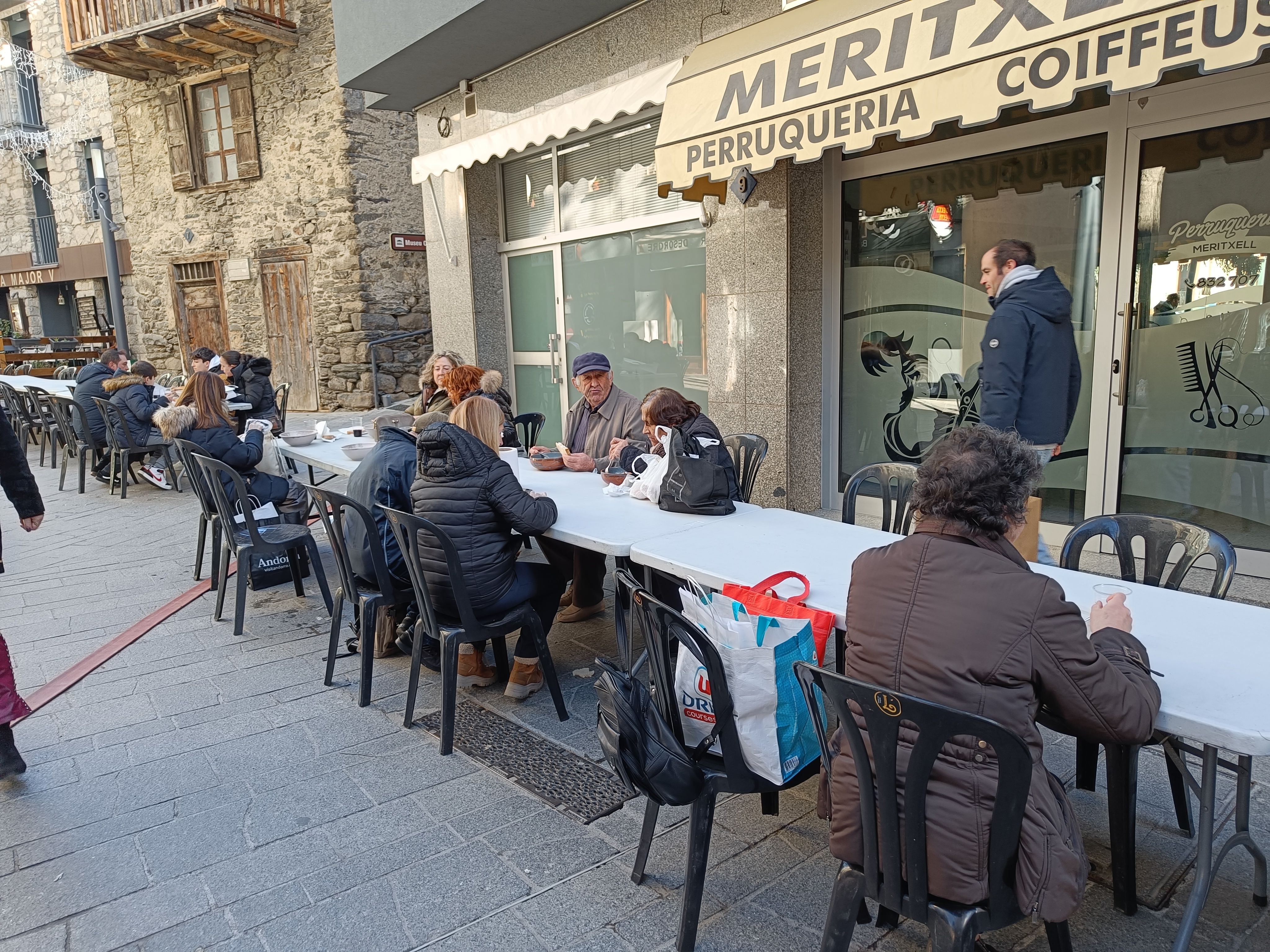 Al carrer major hi havia taules i cadires per poder dinar.