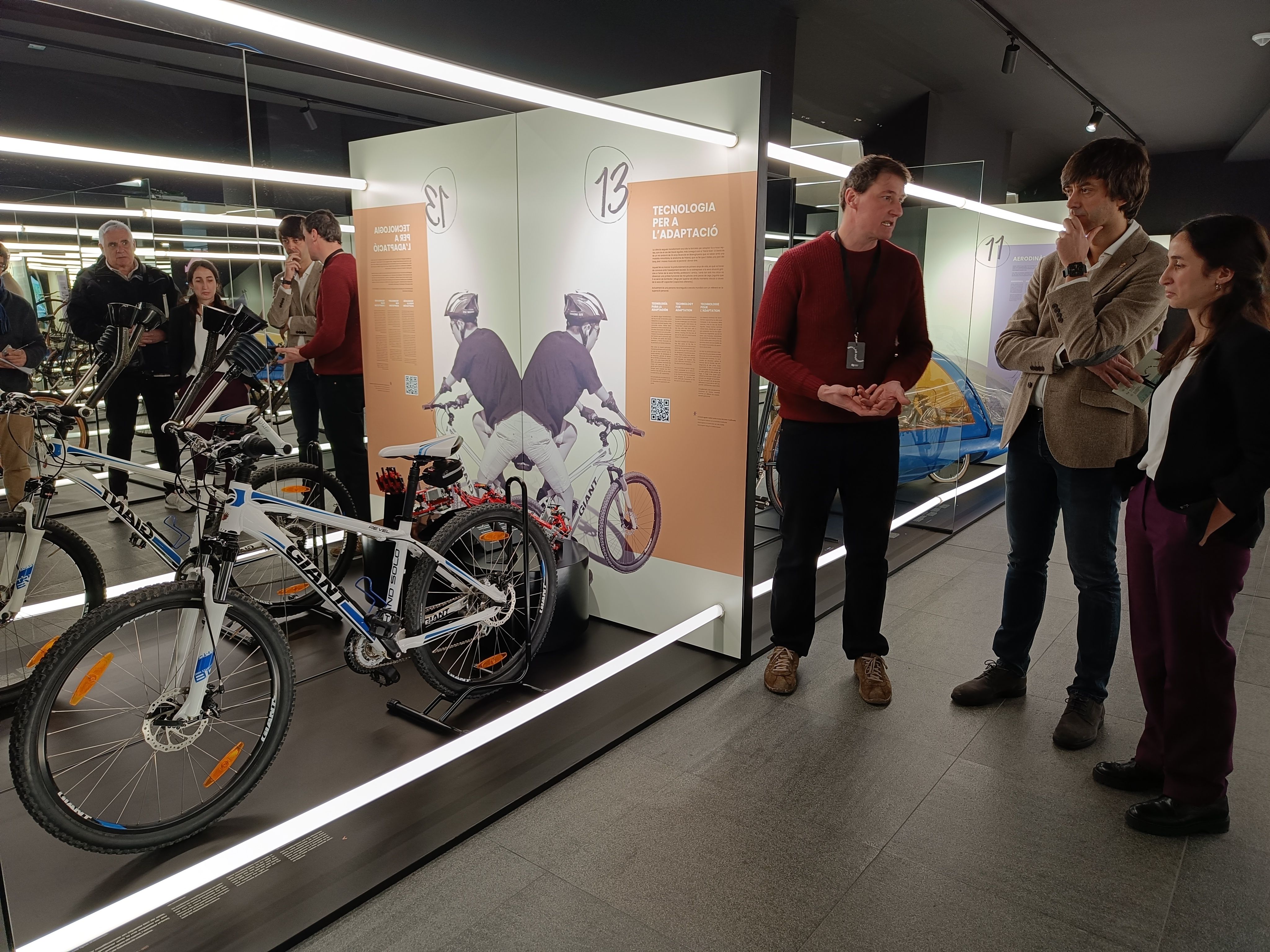 El cap d'àrea del Bici Lab, Eduard Tarrés, amb els cònsols Sergi González i Olalla Losada.