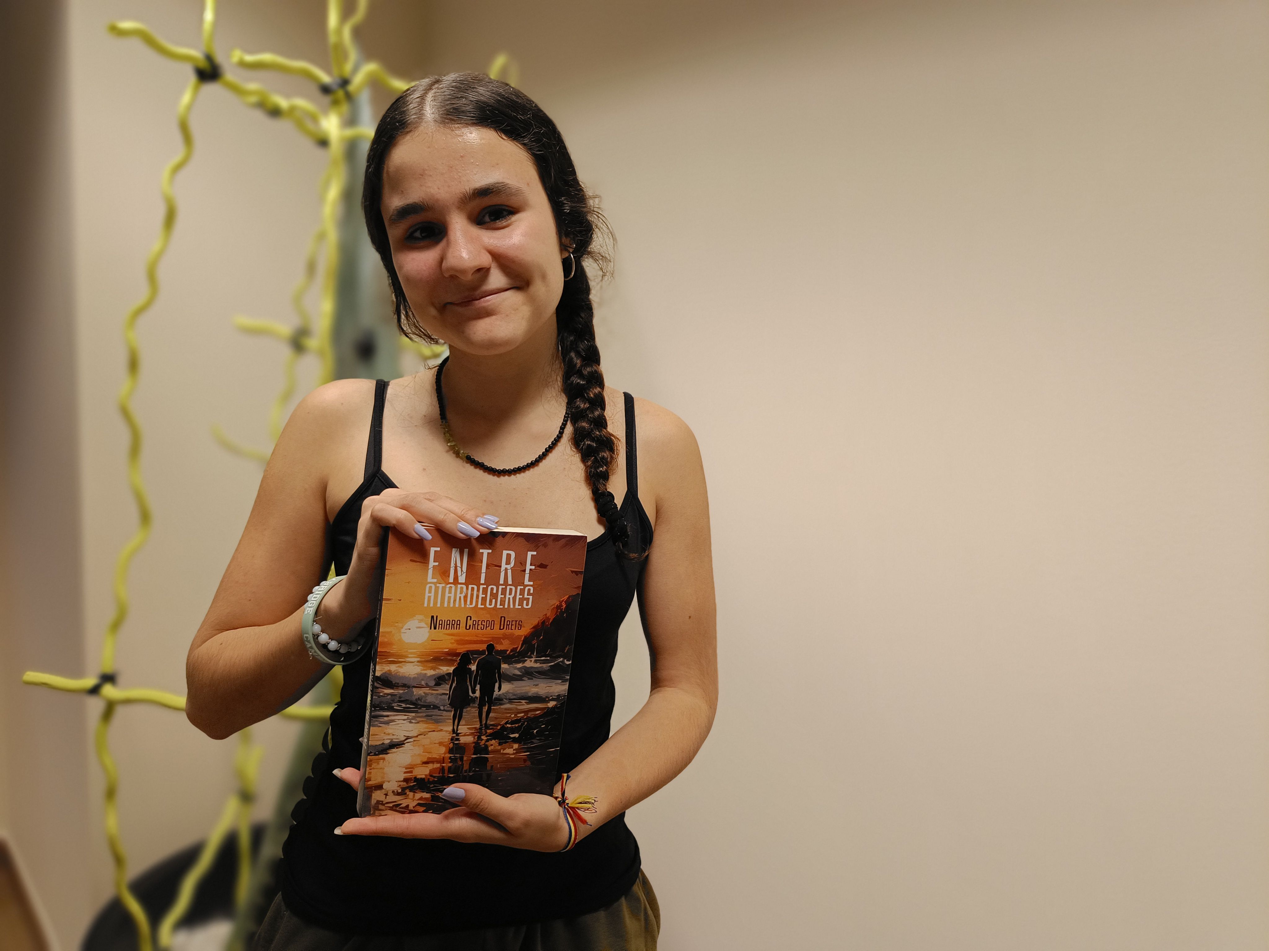 La Naiara amb el seu llibre. La Naiara amb el seu llibre.