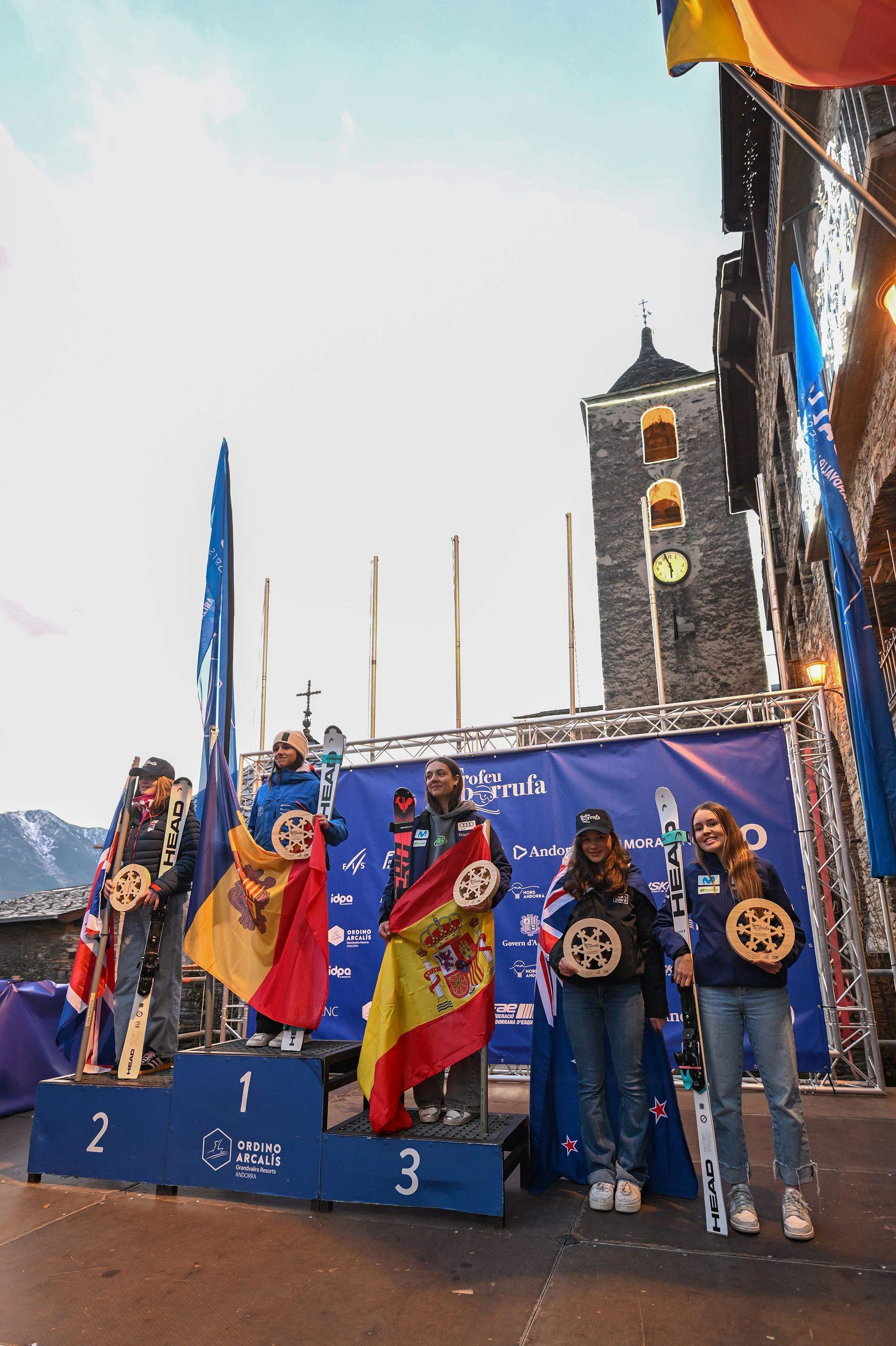 Etna Pou amb la medalla d'or.