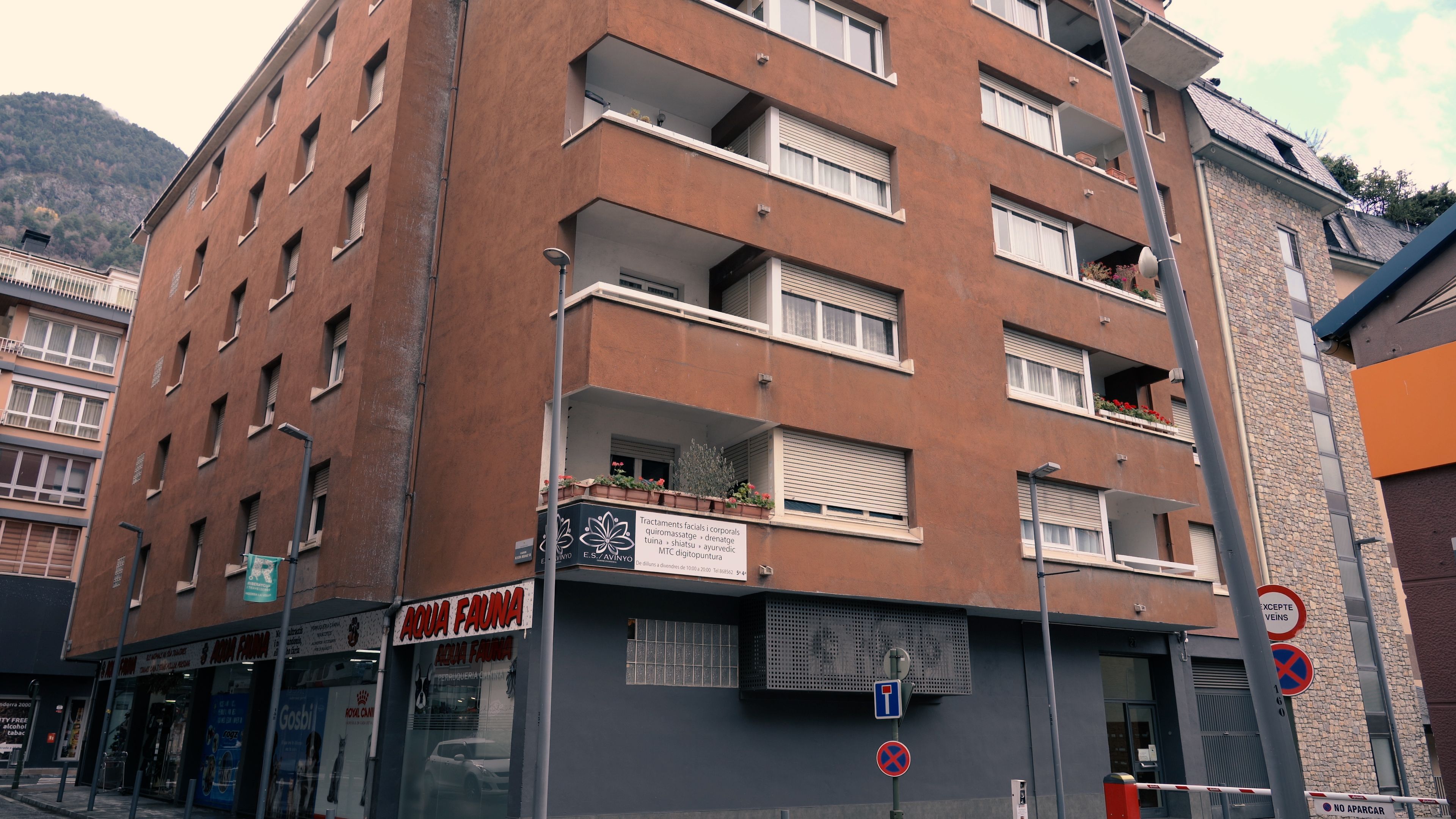 L'edifici on hi ha el pis en què viuen els dos germans. L'edifici on hi ha el pis en què viuen els dos germans.