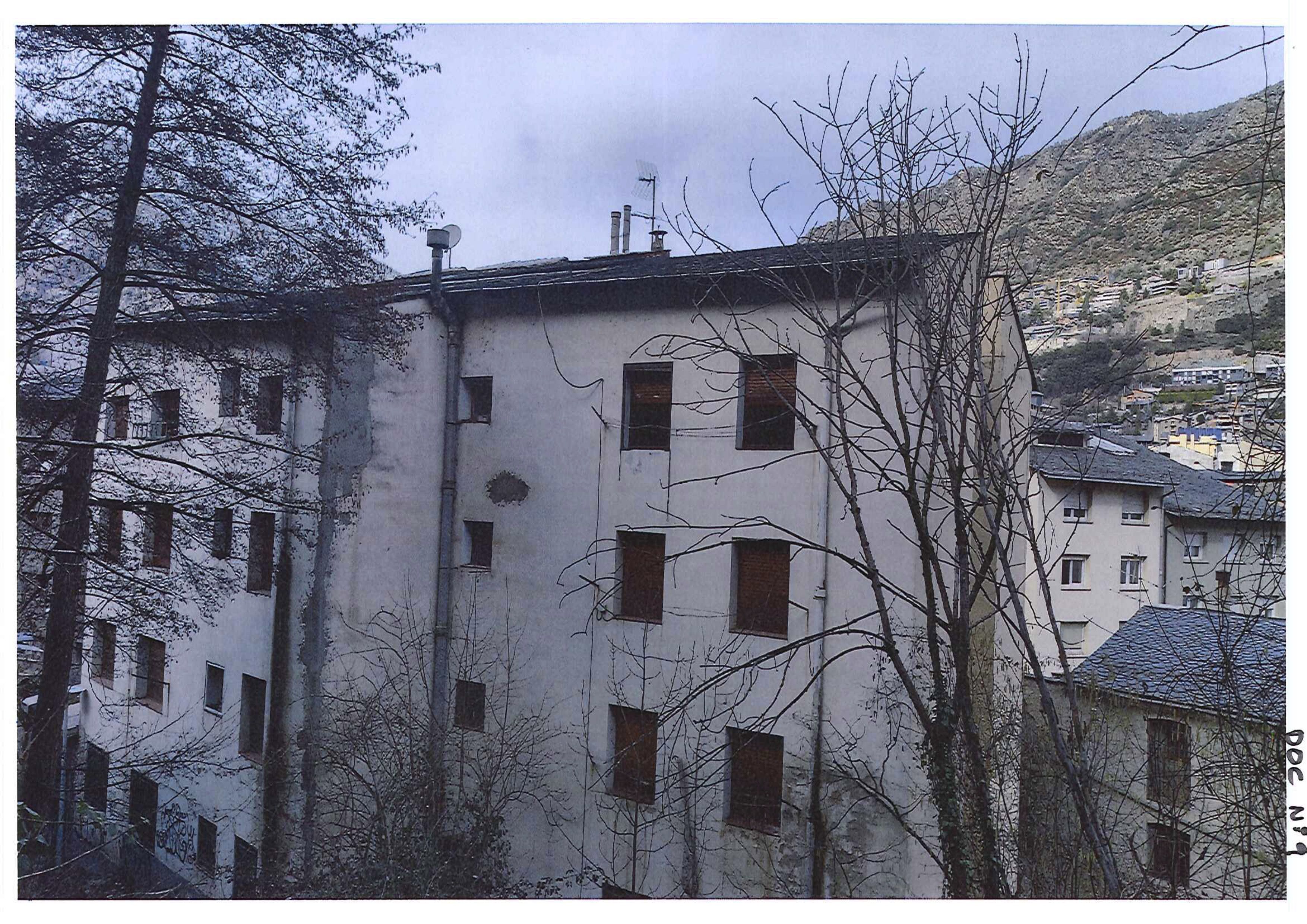 Una imatge de la part posterior de l'edifici, fa uns mesos.