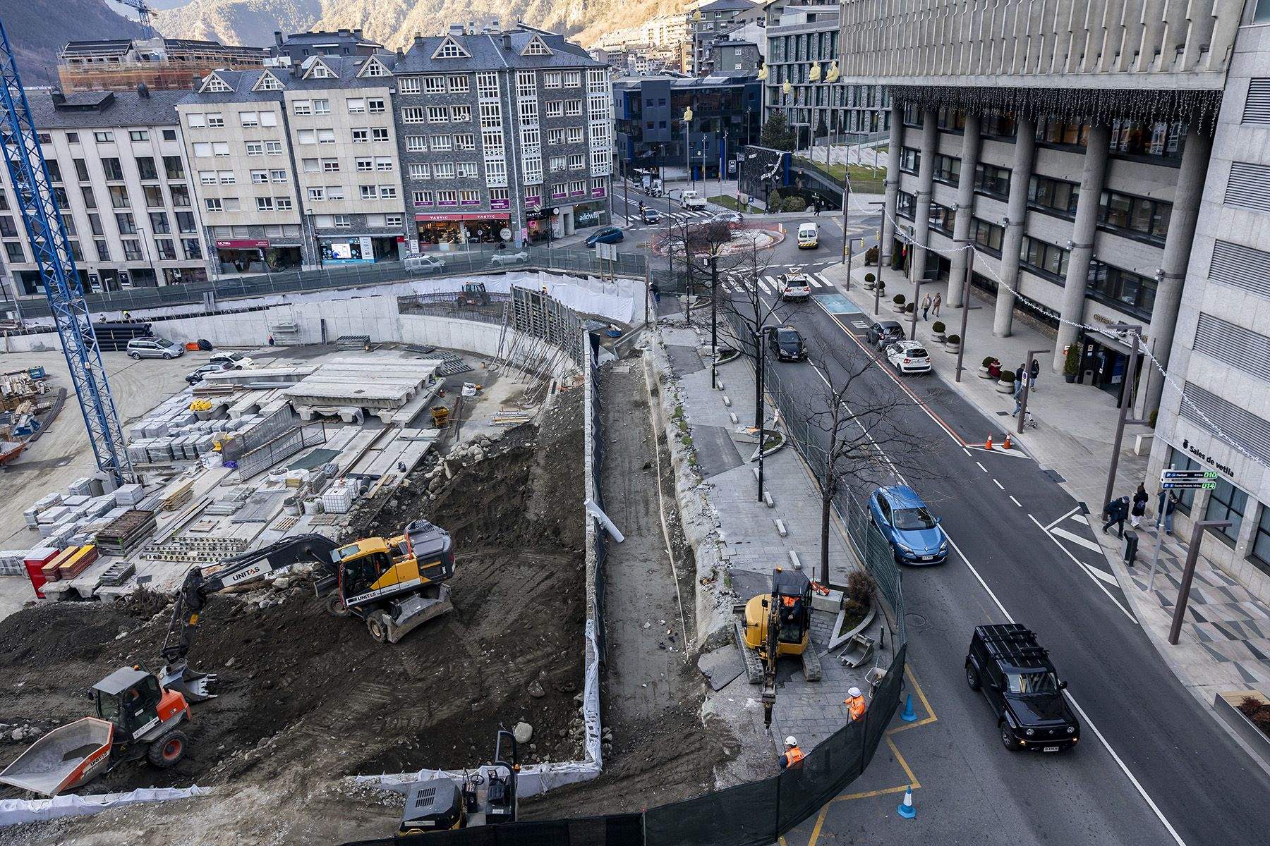 El tall al tram de voravia del carrer Prat de la Creu ha començat aquest dimecres.