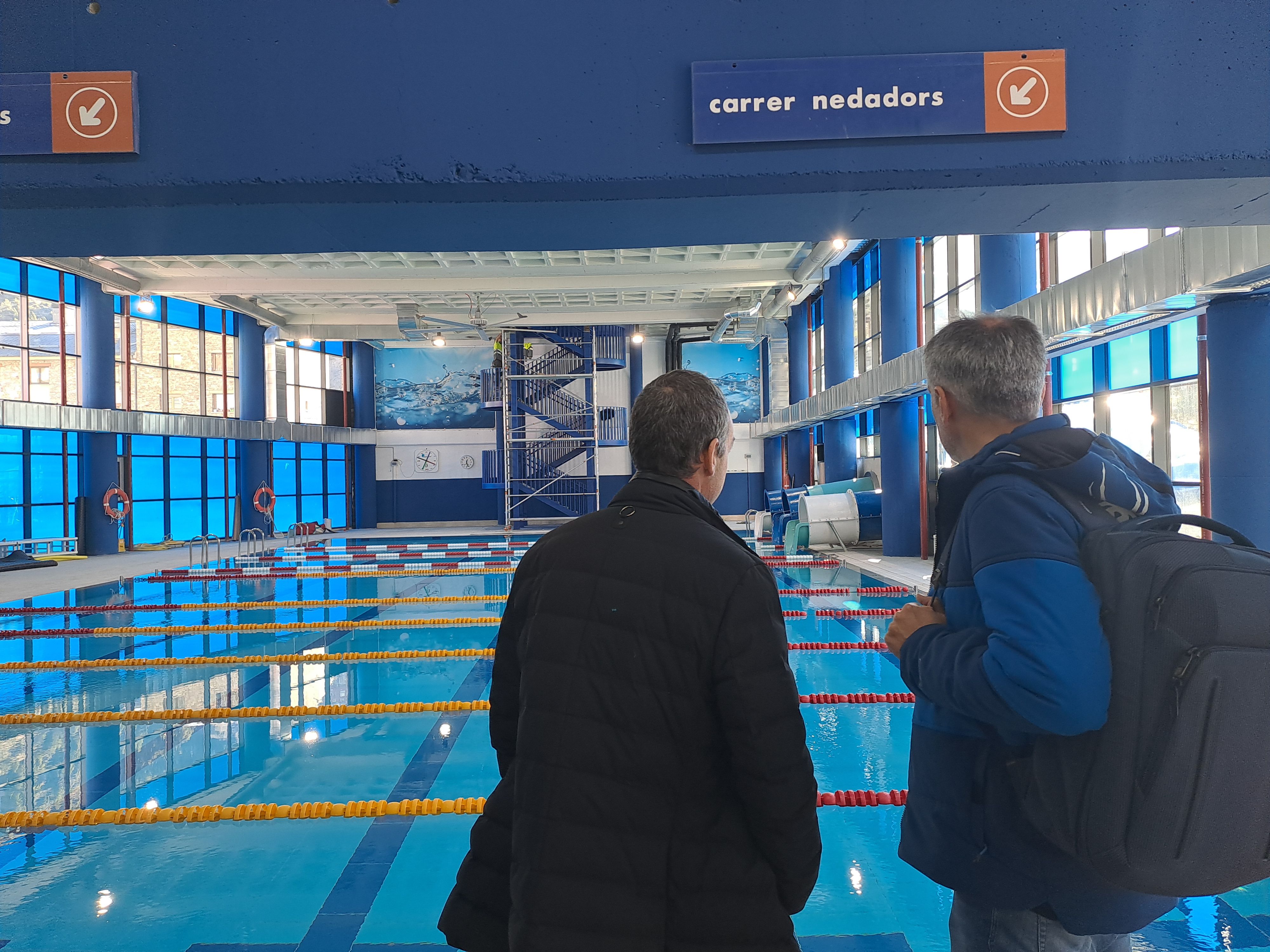 Alcobé i Hidalgo miren com ha quedat la piscina del Palau de Gel.
