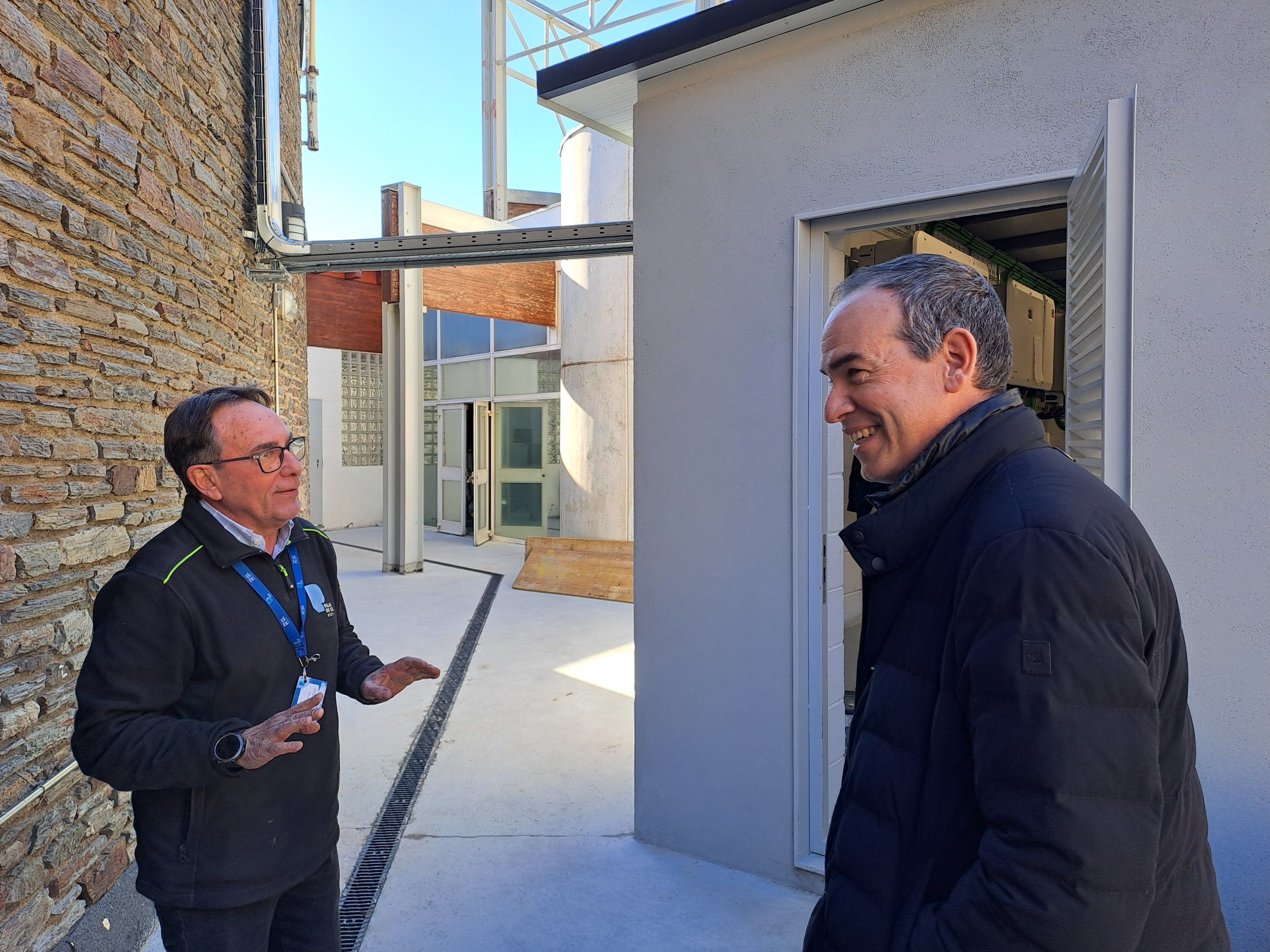 Alcobé parla amb un dels responsables del Palau a la teulada. Alcobé parla amb un dels responsables del Palau a la teulada.